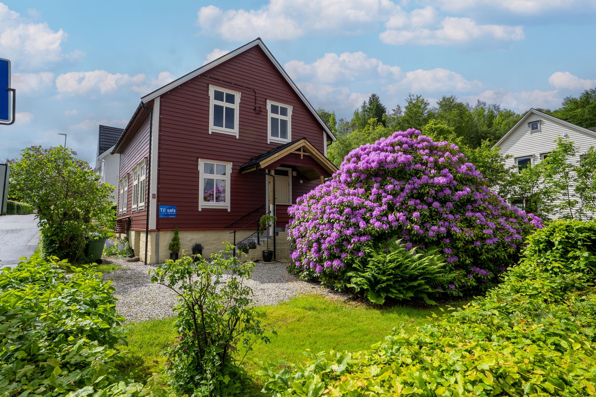 Velkommen til Livius Smittgate 8! Ein sentrumsnær einbustad som er oppgradert med mellom anna ny kledning og etterisolering. Foto: Photoevent (Thor-Aage Bolseth Lillestøl). Bilde nummer 1 av 3