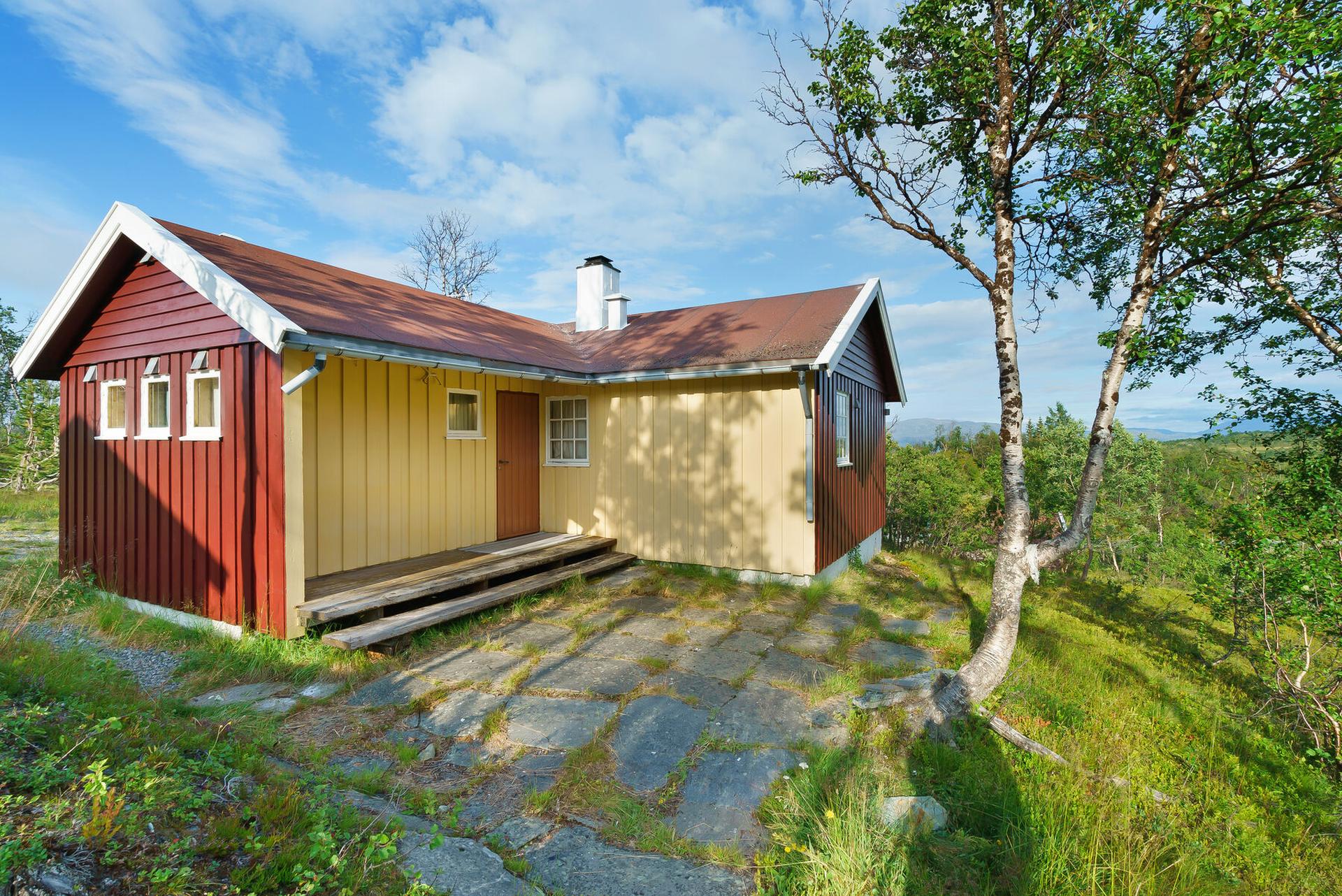 Vinterisolert fritidsbolig fra 1975 med tilhørende uthus og garasje.. Bilde nummer 2 av 3