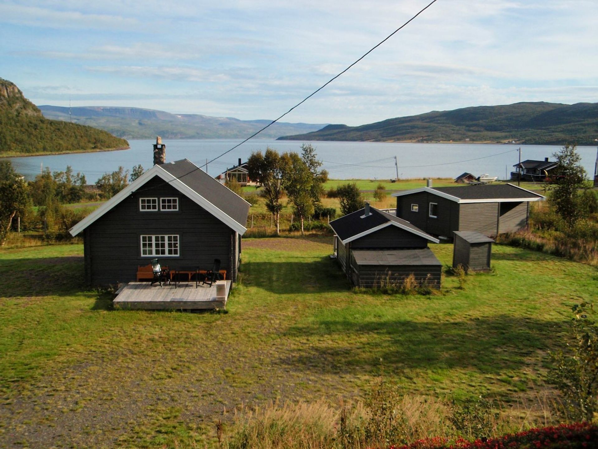 Eiendommen er romslig og innholdsrik med hovedhytte, anneks og badstue/uthus.. Bilde nummer 3 av 3