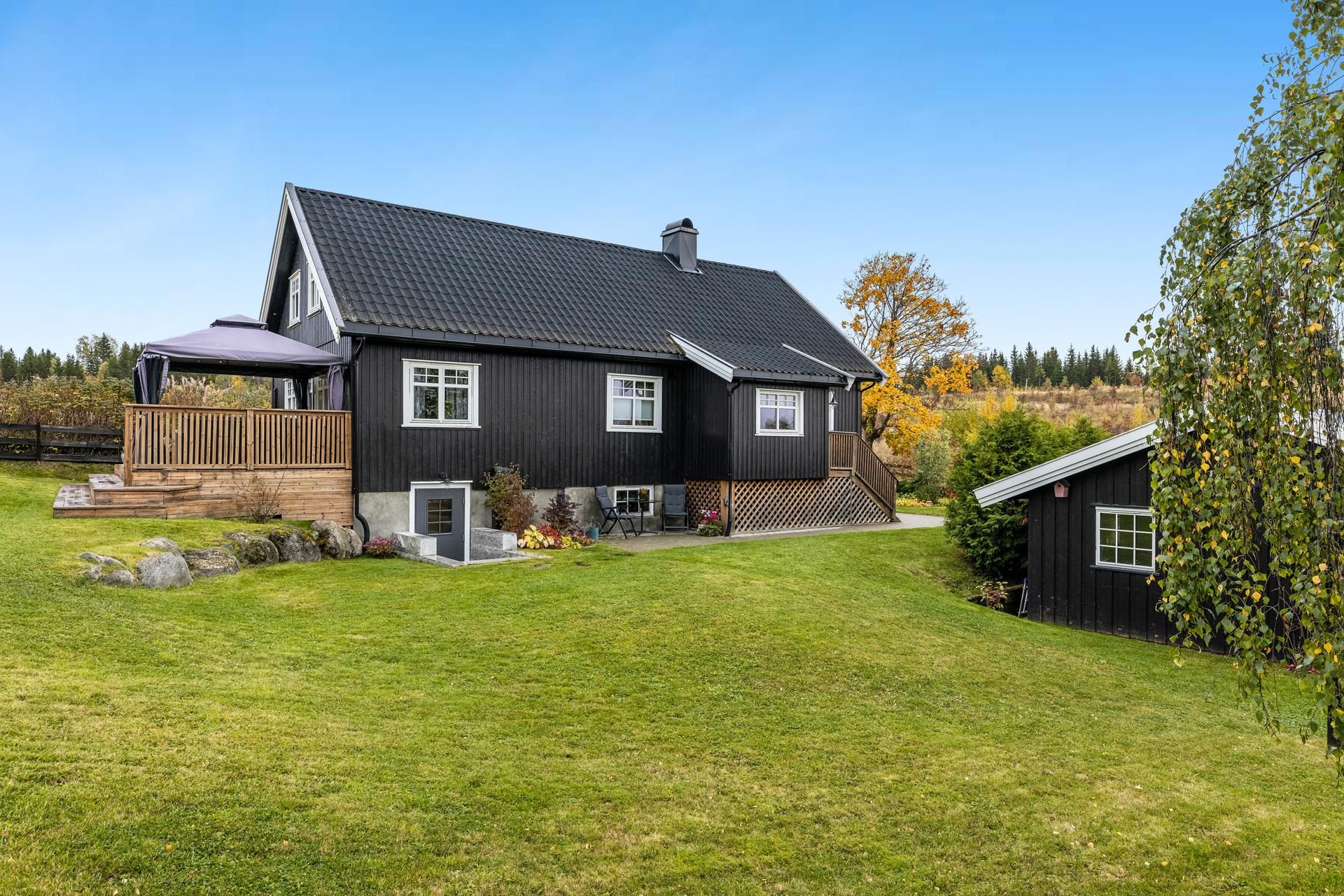 Sjarmerende og innbydende enebolig over tre plan med frittstående garasje og tomt på over ett mål.. Bilde nummer 2 av 3