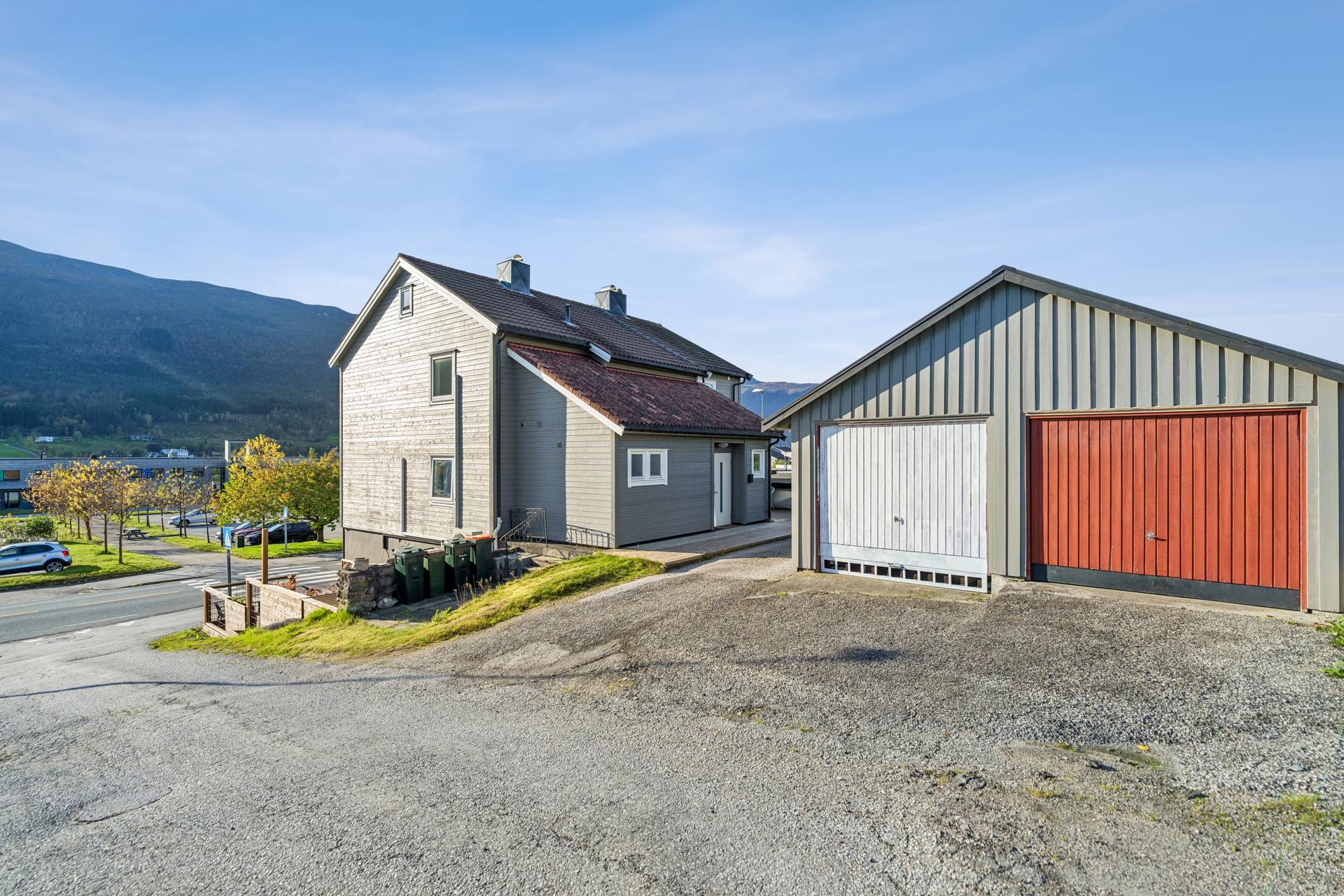 Jordmorvegen 2 ligger sentralt i Eidsvåg, med kort vei til sentrumstilbud og utsikt mot fjellene i nærområdet.. Bilde nummer 2 av 3