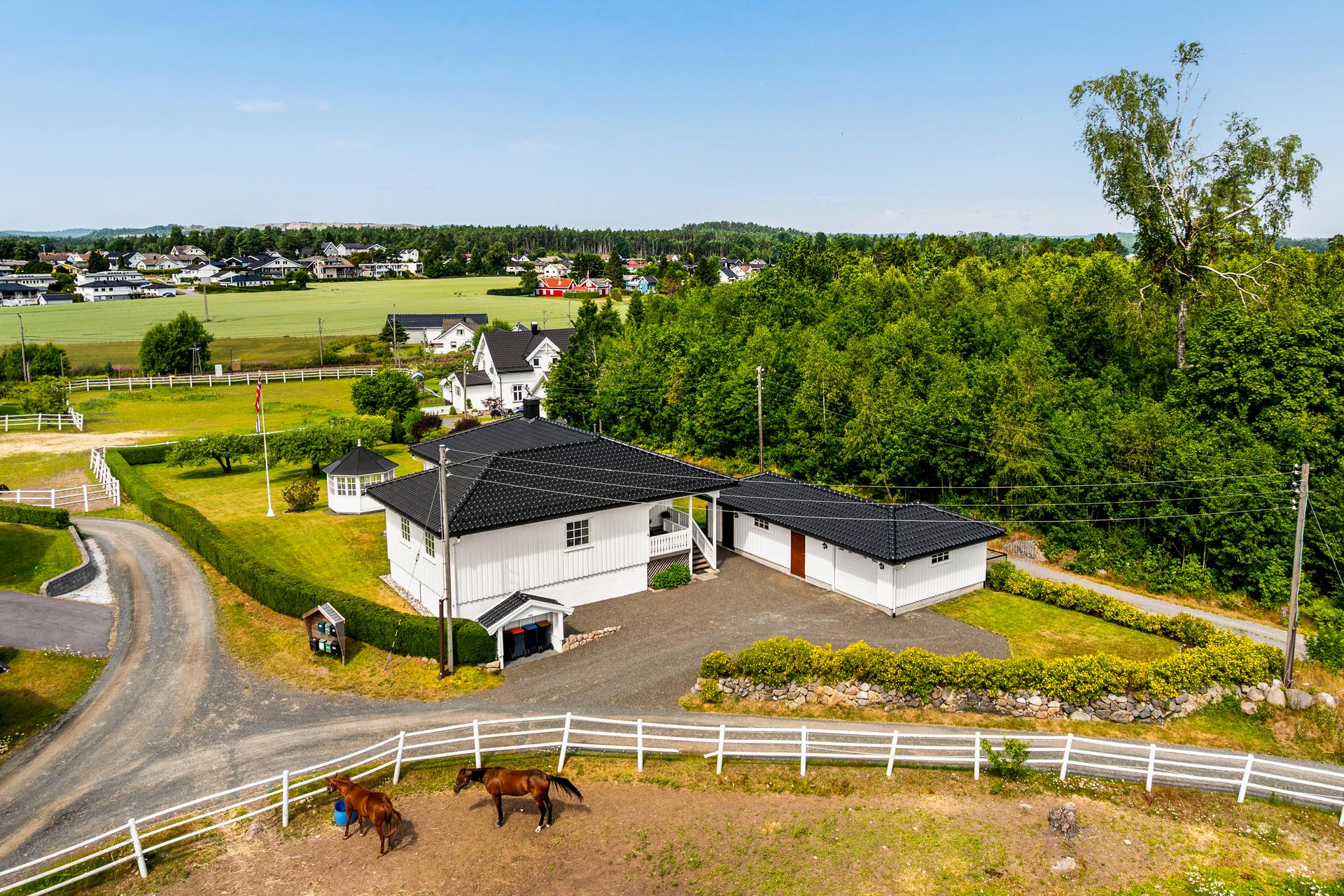 Innholdsrik enebolig med en stor, pent opparbeidet tomt og garasje.. Bilde nummer 3 av 3