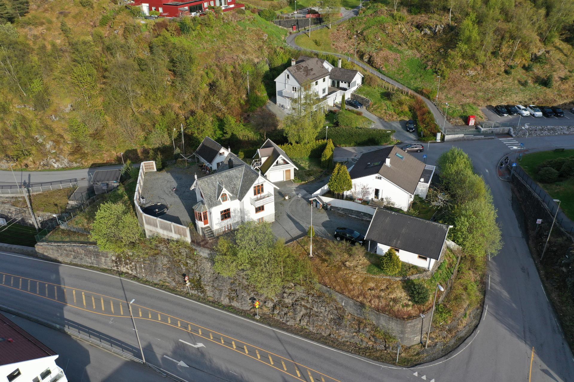 Dronebilde av eiendommen sett fra vest. Bilde nummer 1 av 3