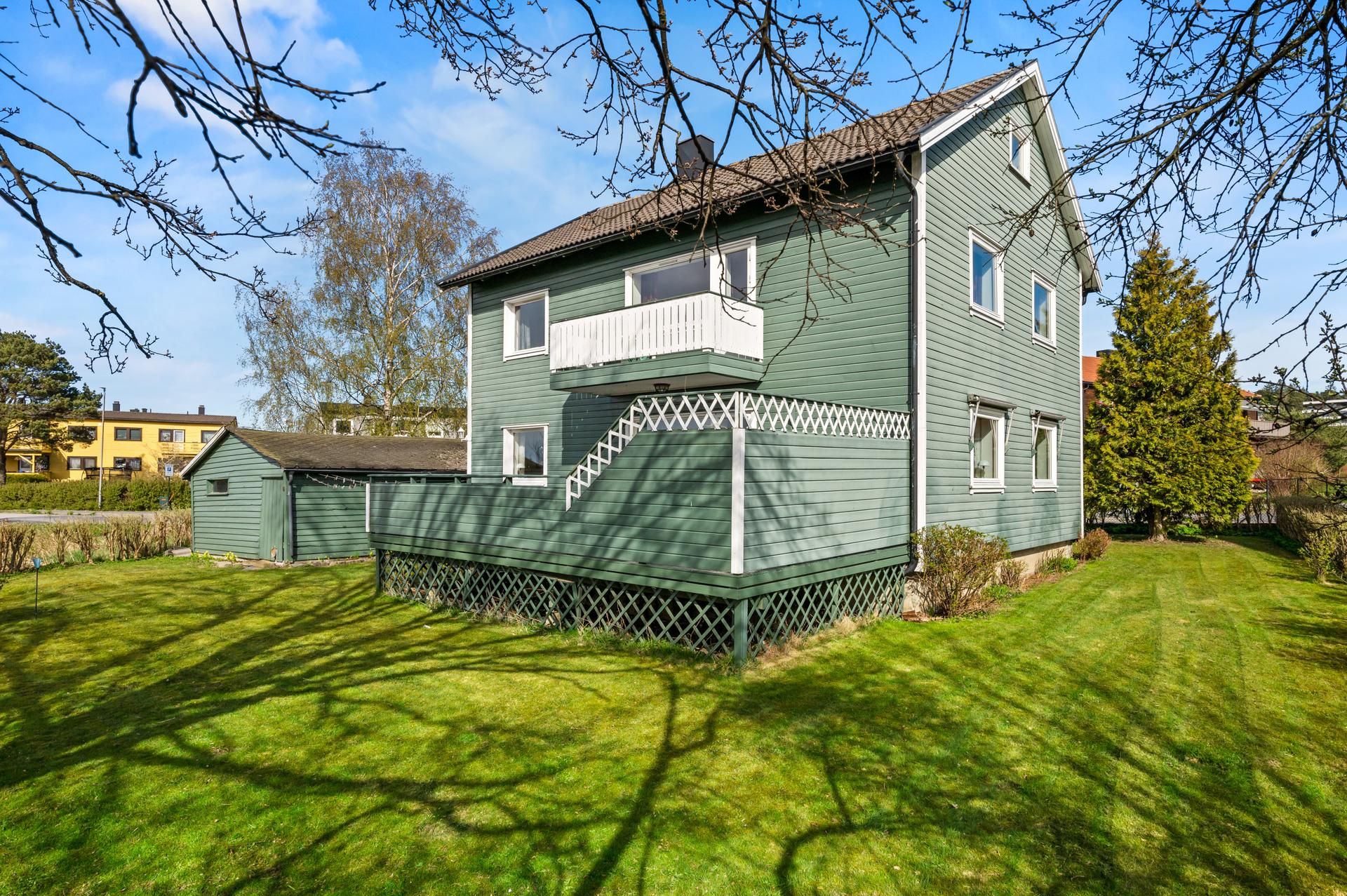 Huset har liggende bordkledning fra 1998.. Bilde nummer 1 av 3