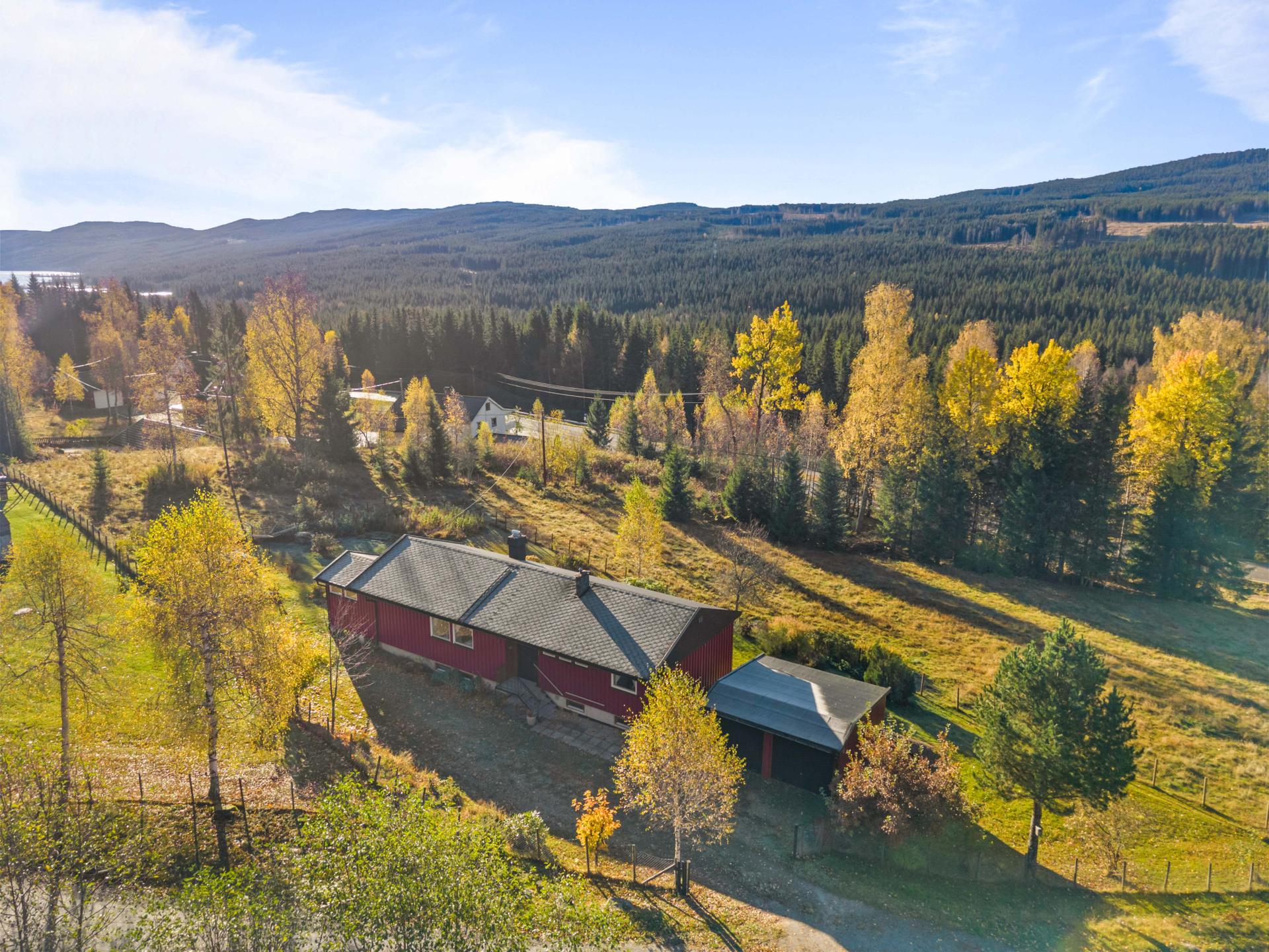 Enebolig beliggende i landlige omgivelser i Hurdal, omkranset av skogkledde åser og naturtomt.. Bilde nummer 2 av 3