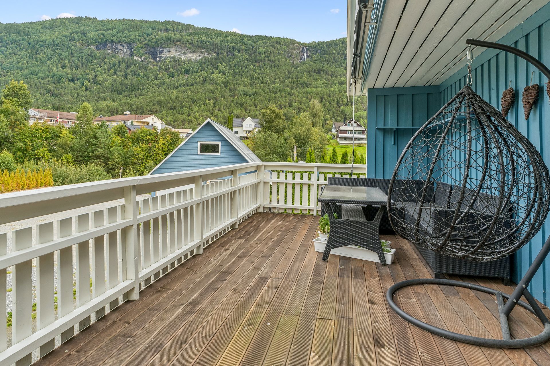 Terrasse i tilknytning til stove i 1.etasje. 
Her er det god plass til både sitjegruppe og grill med fint overblikk over eigedomen.. Bilde nummer 3 av 3