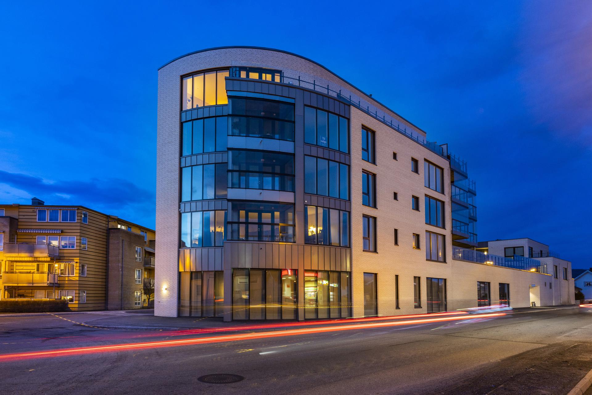 Lekker og stor 3 roms selveier - moderne boligkompleks fra 2019 - heis - garasje - felles oppvarmet basseng . Bilde nummer 2 av 3