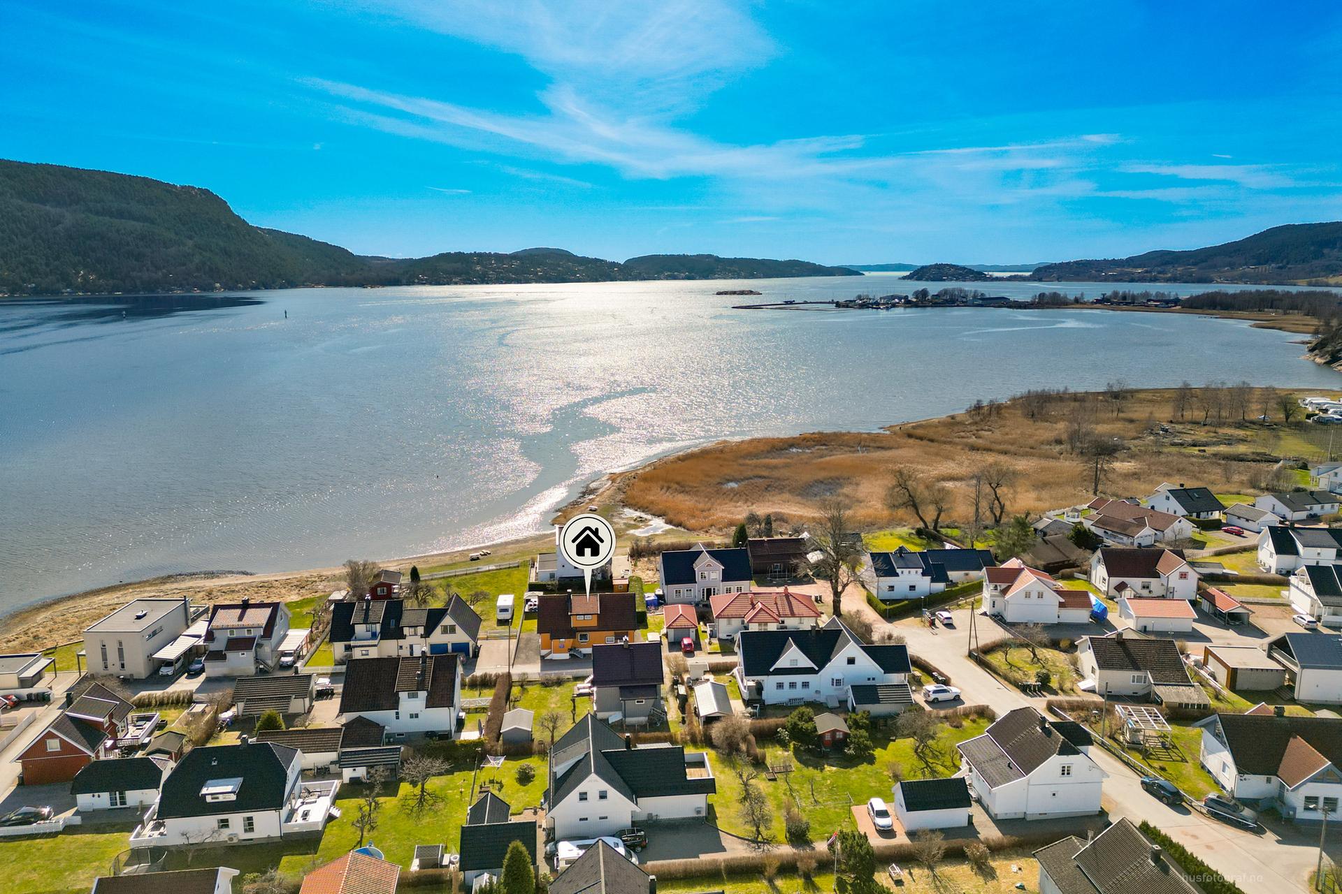Nydelig beliggenhet langs sjøen.. Bilde nummer 2 av 3