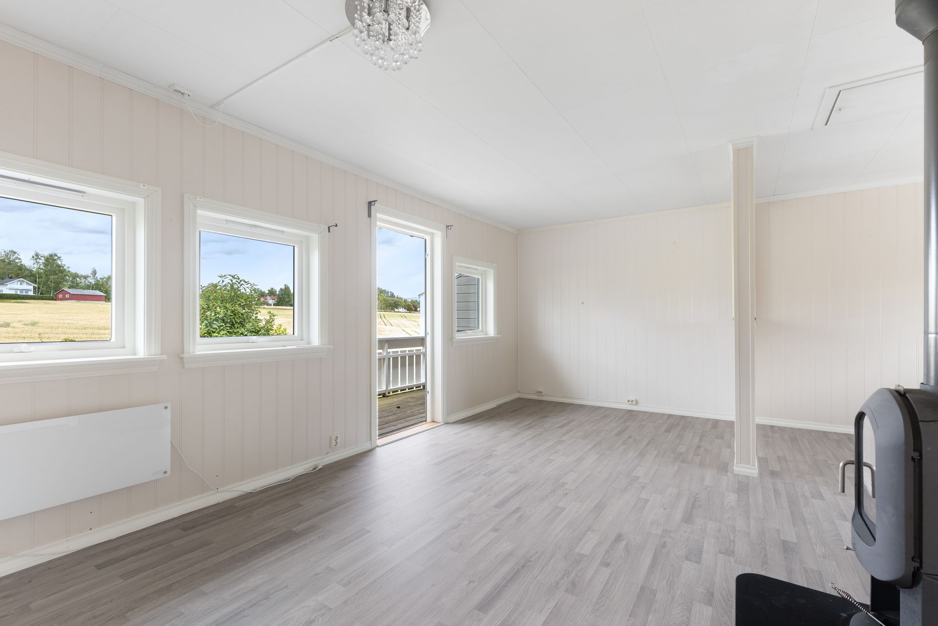 Her er det god planløsning og gjennomgående overflater med laminat på gulv og MDF-panel på vegger i store deler av boligen.. Bilde nummer 3 av 3
