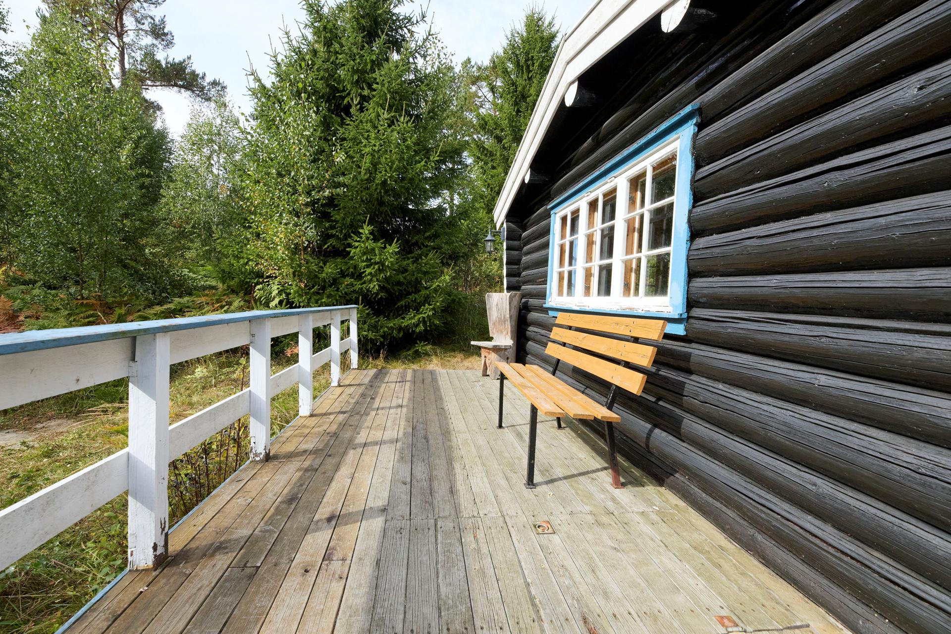 Tradisjonsrik tømmerhytte på eiet tomt, usjenert plassert med terrasse på terreng.. Bilde nummer 2 av 3
