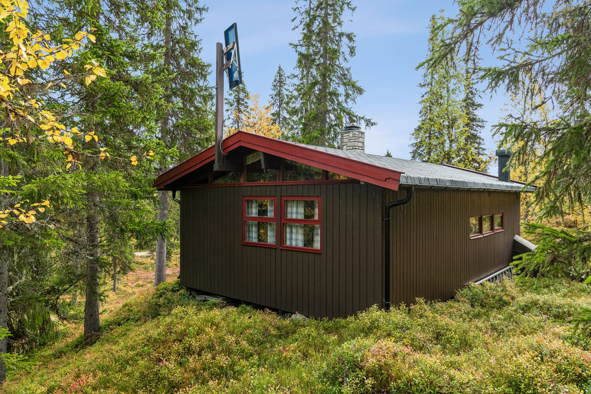 Yttertak tekket med takshingel og montert solcellepanel på gavlvegg.. Bilde nummer 2 av 3