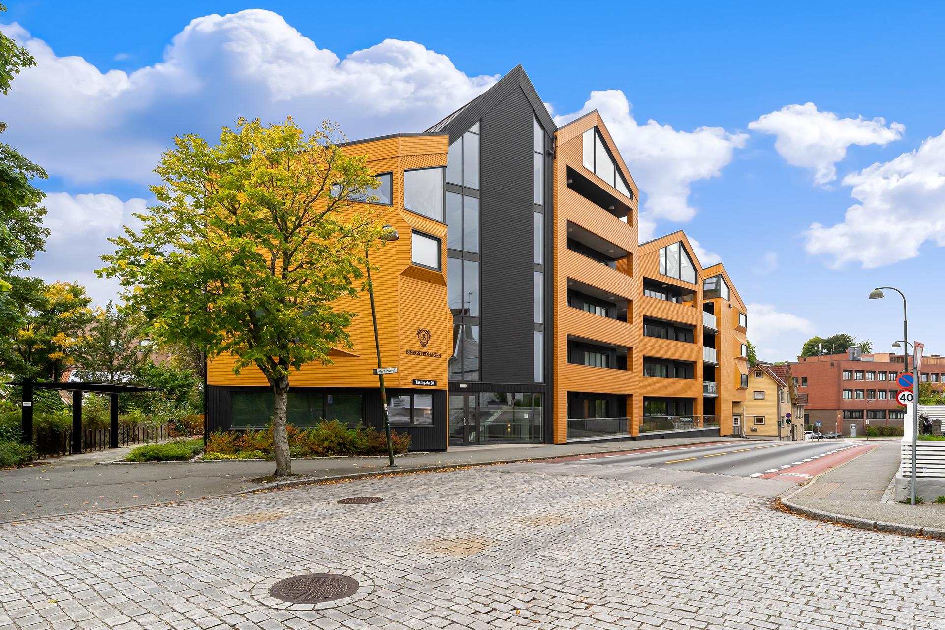 Dette er en endeleilighet i 3.etasje med gode vindusflater og søvestvendt balkong og meget gode solforhold. Bilde nummer 2 av 3