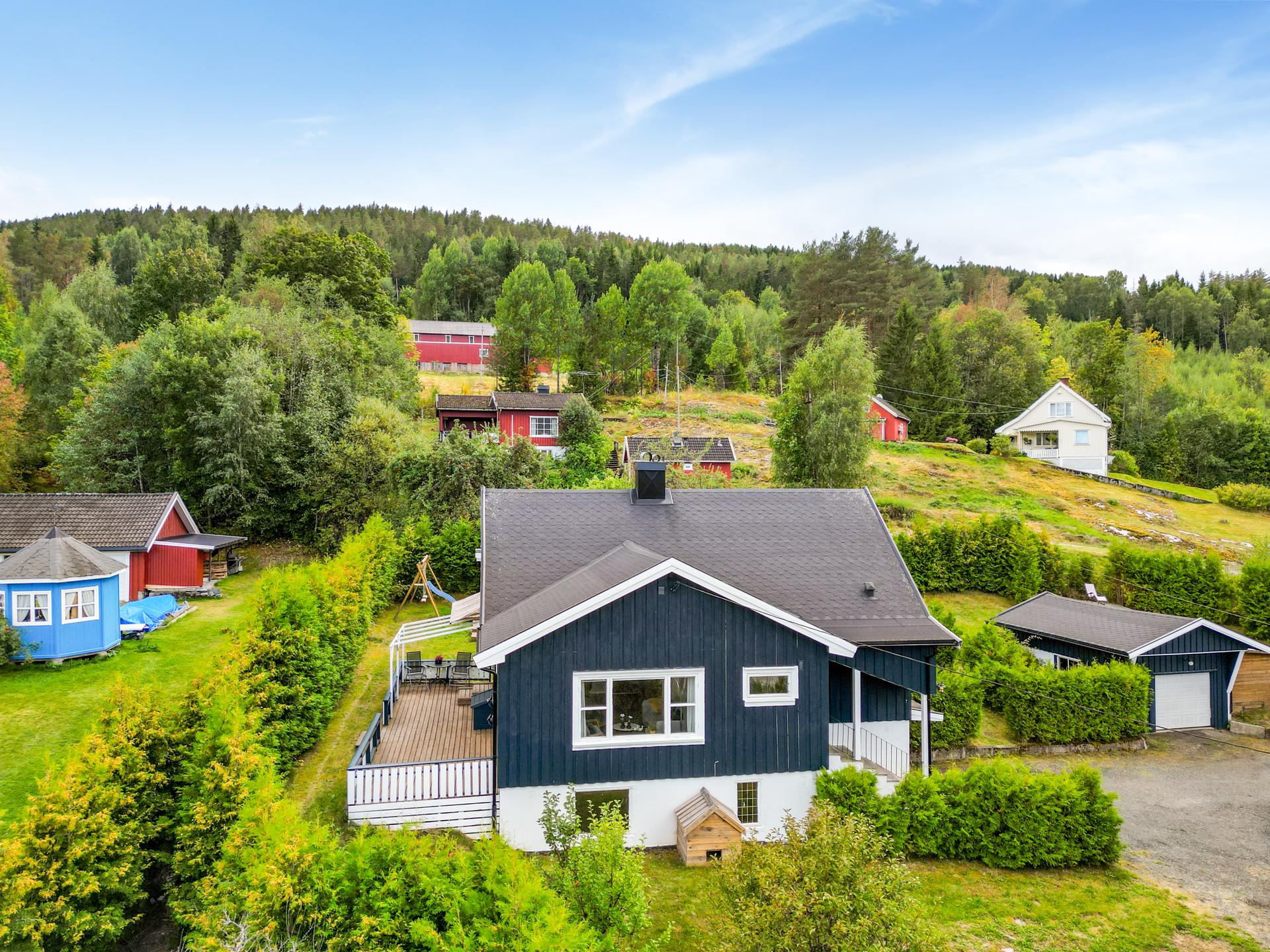 EiendomsMegler1 ved Ann Helen Jamtveit ønsker velkommen til Reshjemvegen 172!                       Foto Inbovi. Bilde nummer 1 av 3