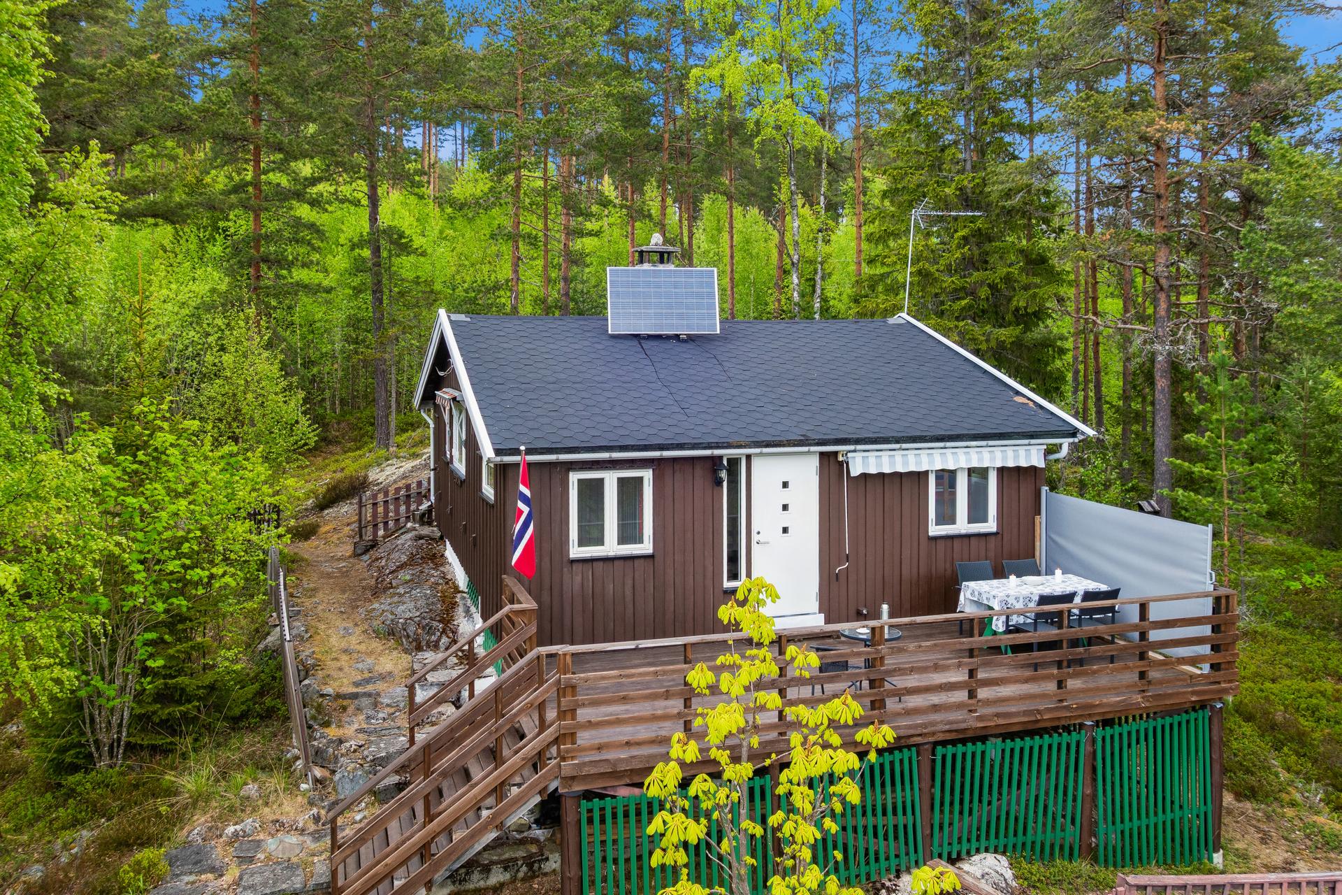 Eiendommen ligger usjenert til på en eiet tomt, med turmuligheter i skog og mark rett utenfor døren.. Bilde nummer 3 av 3