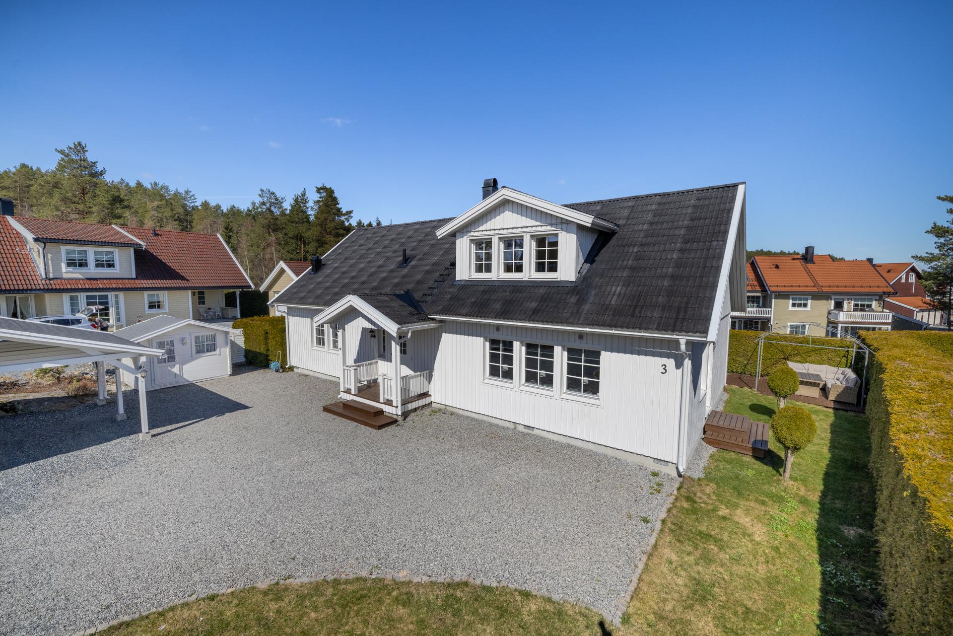 Velkommen! Boligen er på totalt 187 m² og går over to plan, med blant annet fem soverom og to stuer. Loftsetasjen ble innredet i 2007. Foto: Morten Normann. Bilde nummer 2 av 3