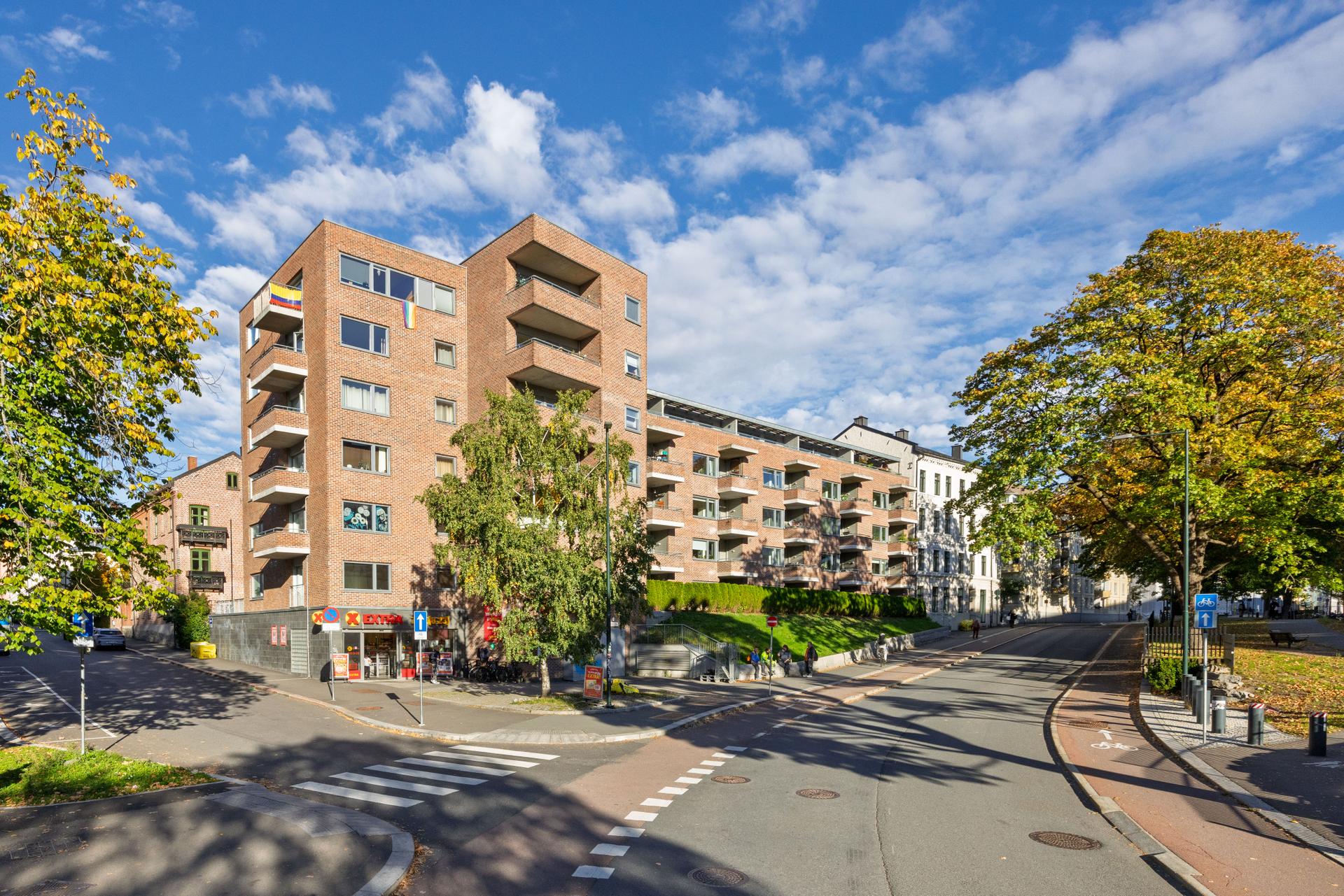 Området er kjent for et variert service- og kulturtilbud. I tillegg er det nærhet til flere grønne lounger som feks Botsparken og Klosterenga. Bilde nummer 3 av 3