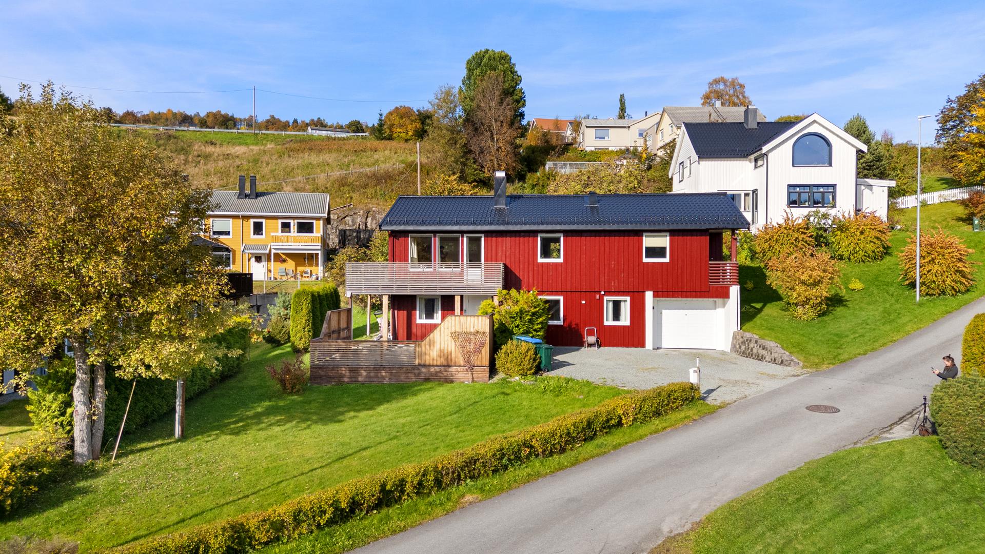 Velkommen til en flott og innholdsrik enebolig med nydelig beliggenhet i Børsa.. Bilde nummer 3 av 3