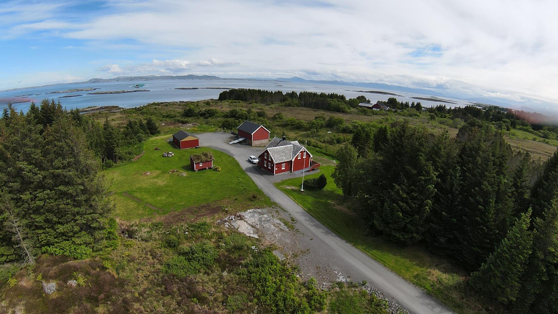 Landbrukseiendom ved Steinsøysundet i Smøla med flott havutsikt!. Bilde nummer 2 av 3