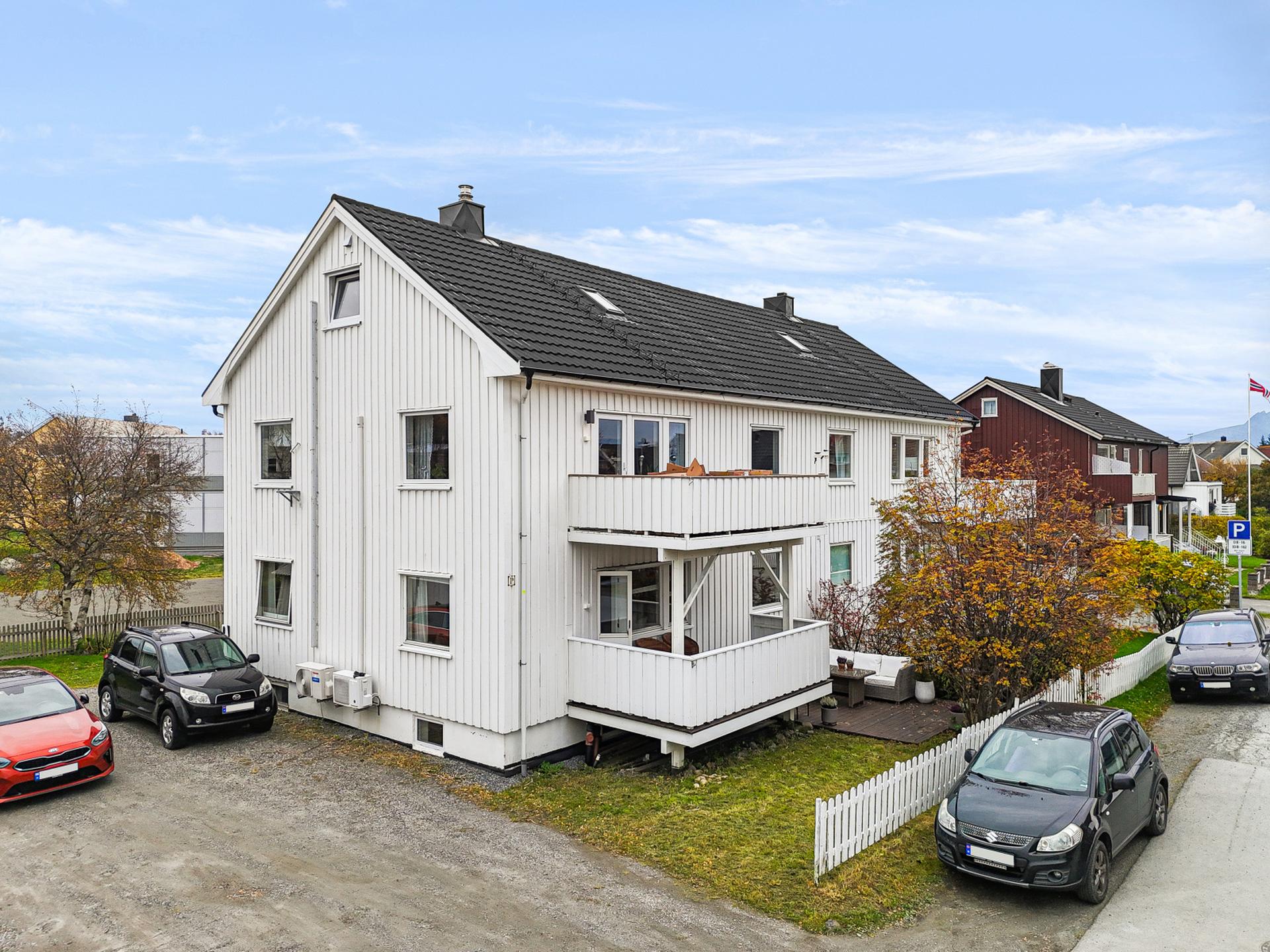Leiligheten ligger fint til i første etasje, med takoverbygget  altan, terrasse og inngjerdet hage. Bilde nummer 3 av 3