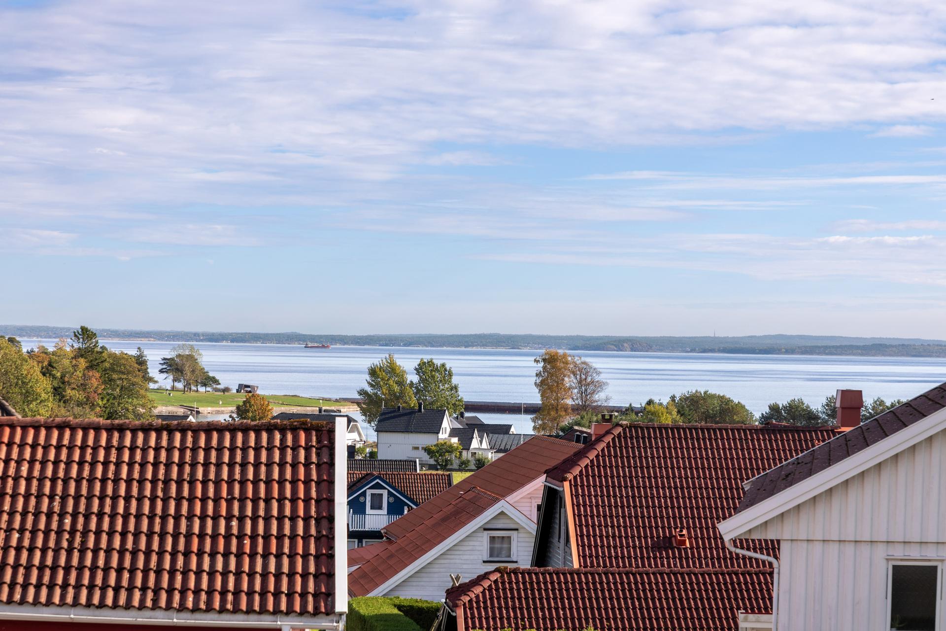 Utsikt mot Oslofjorden fra det etablerte boligområdet på Ringshaug.. Bilde nummer 3 av 3
