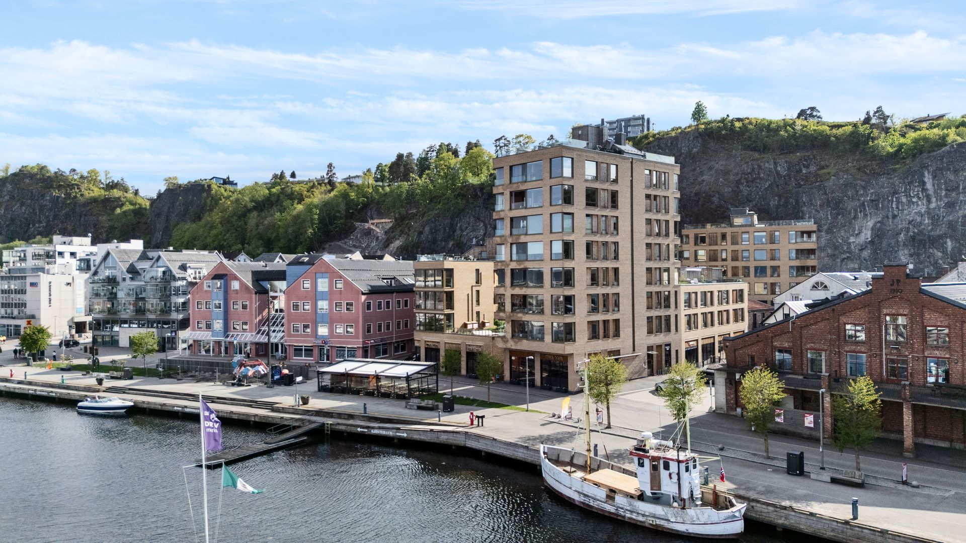 En gjennomført leilighet fra 2021 med høy standard og to garasjeplasser. . Bilde nummer 2 av 3