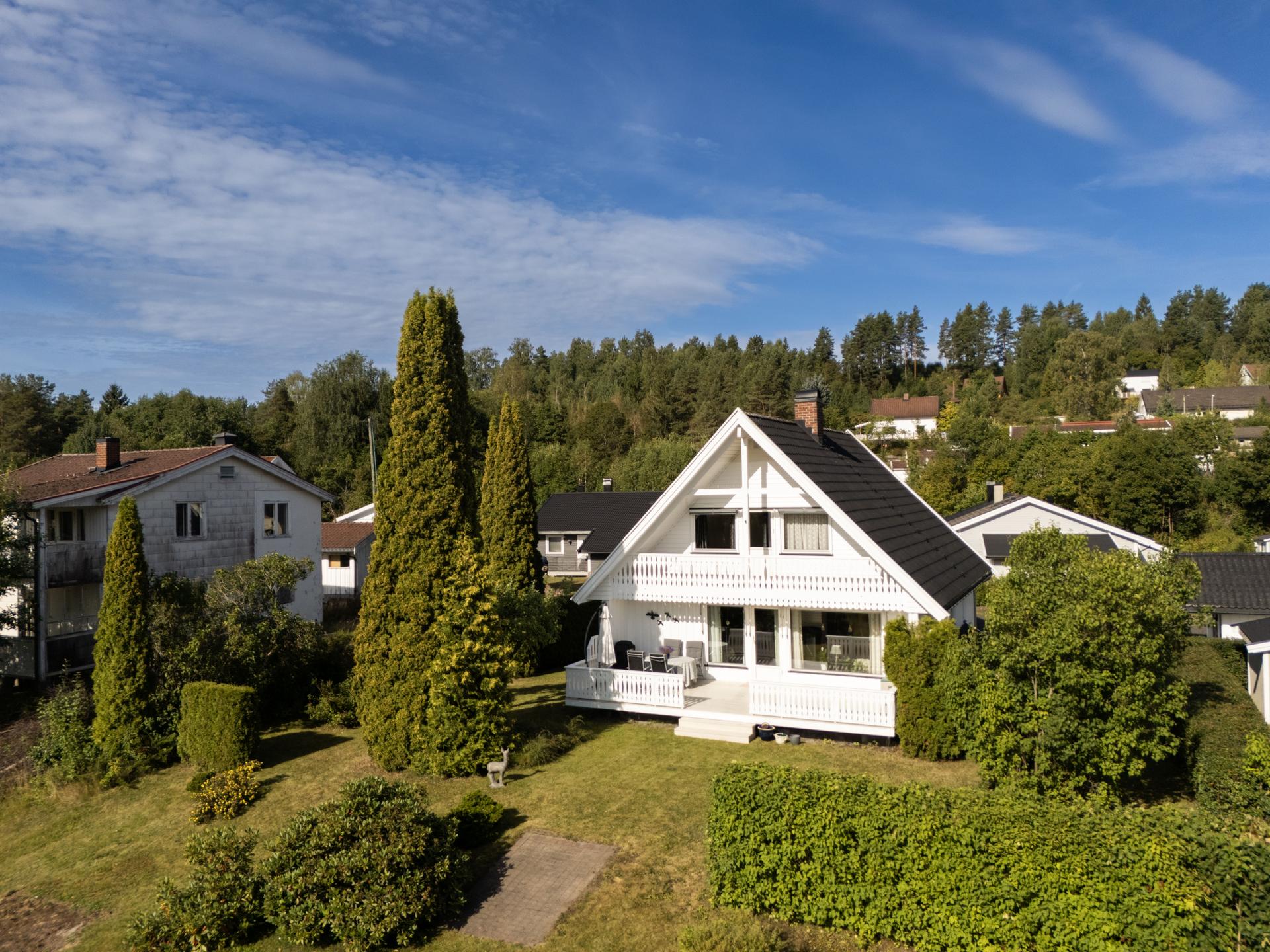 Fra stuen er det utgang til en romslig terrasse med god plass til utemøbler.. Bilde nummer 3 av 3