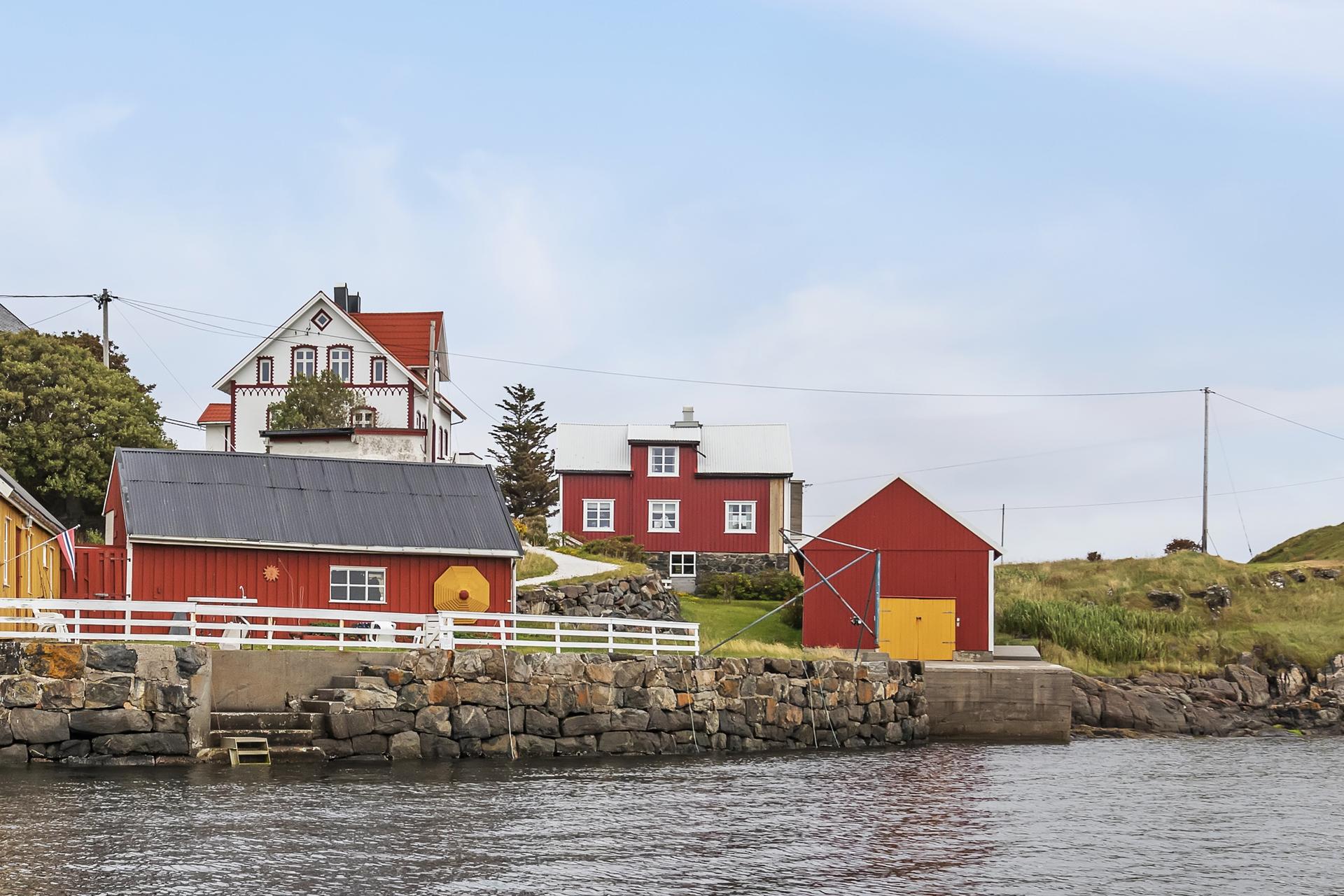 Eiendommen ligger veldig fint til . Bilde nummer 2 av 3