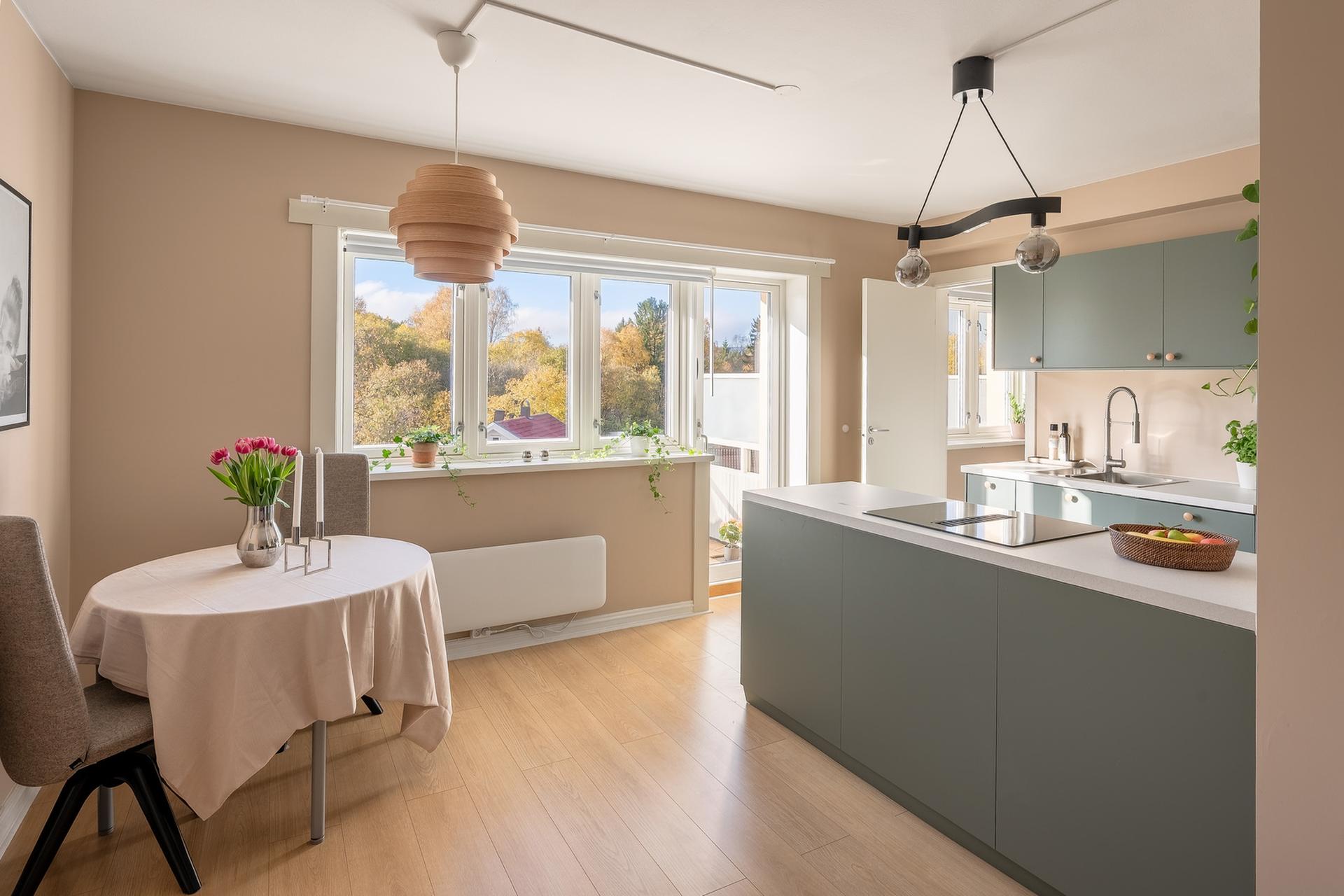 Velkommen til Kurveien 60 en delikat oppusset 2-roms leilighet med stor balkong og fritt utsyn! Foto: Reykyl foto . Bilde nummer 1 av 3