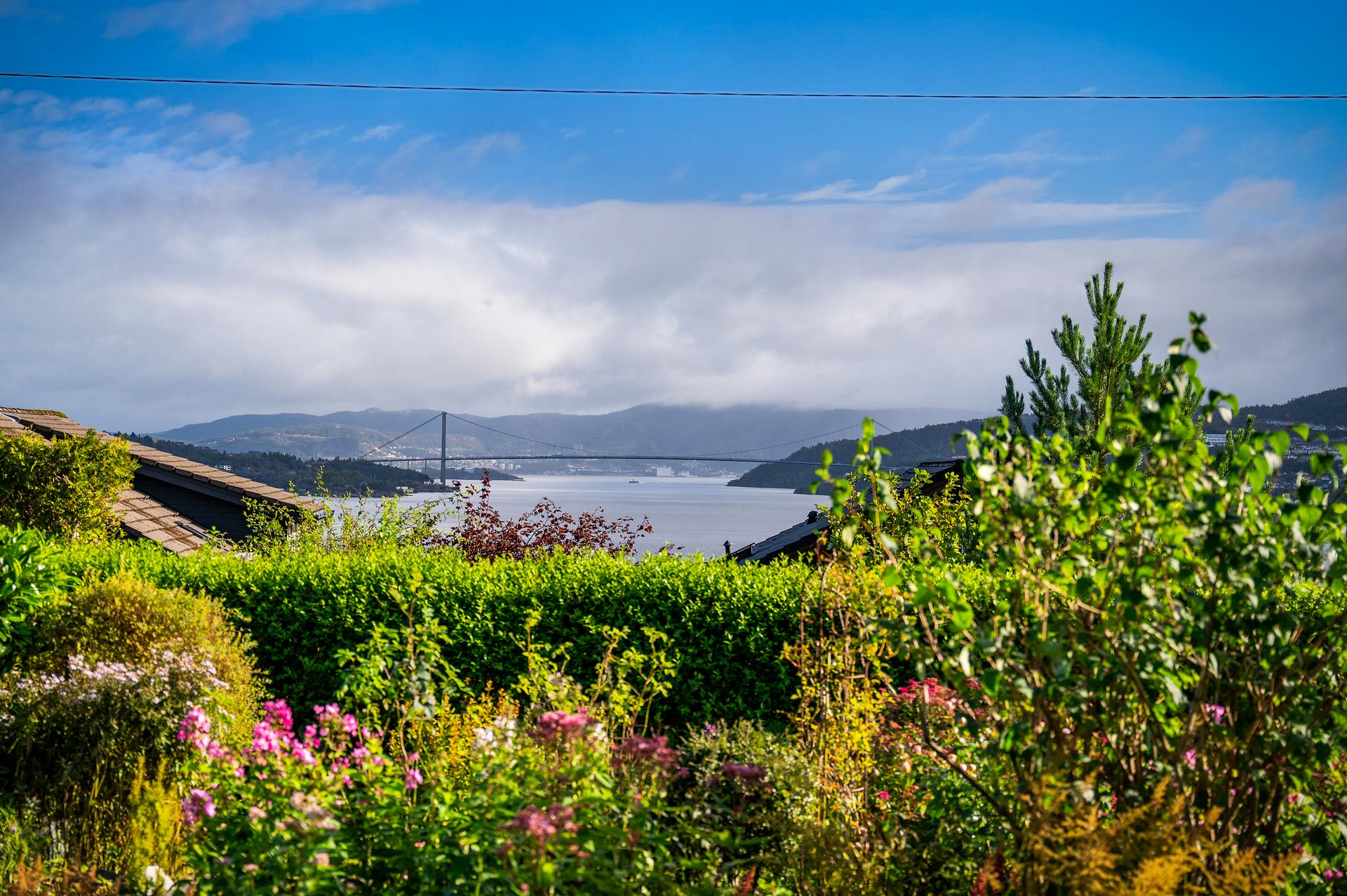 Fra eiendommen har du flott utsikt ut over byfjorden.. Bilde nummer 2 av 3