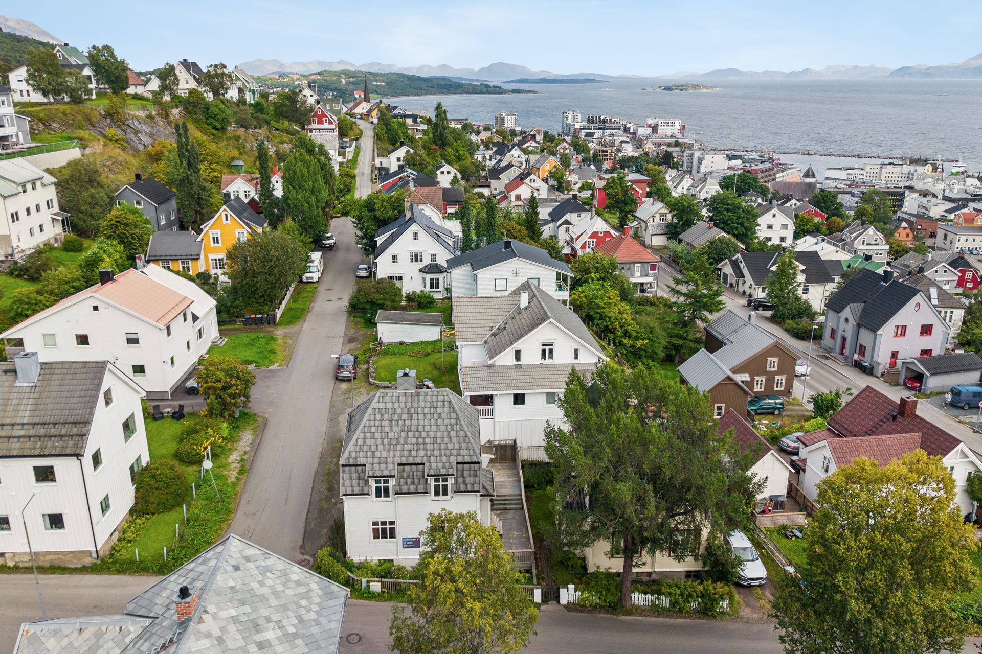 - Her får du en pent oppgradert bolig med gangavstand til skoler, barnehager, dagligvarehandel og sentrum som er ca 7 minutters gange fra ytterdøra. . Bilde nummer 2 av 3