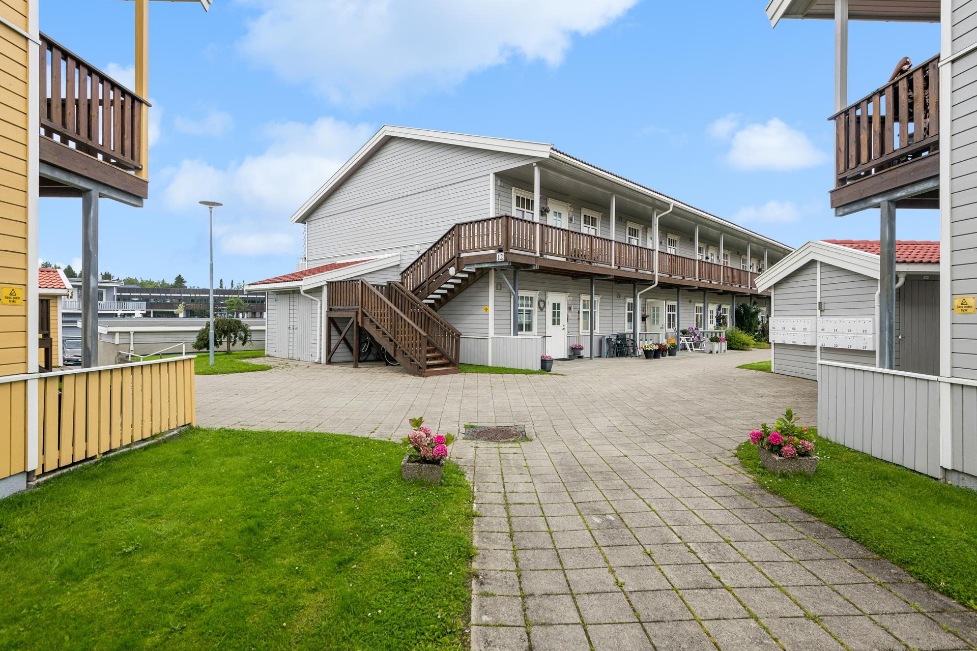 Det medfølger en fast parkeringsplass og en ekstern bod på 5 m² i kjeller.. Bilde nummer 3 av 3