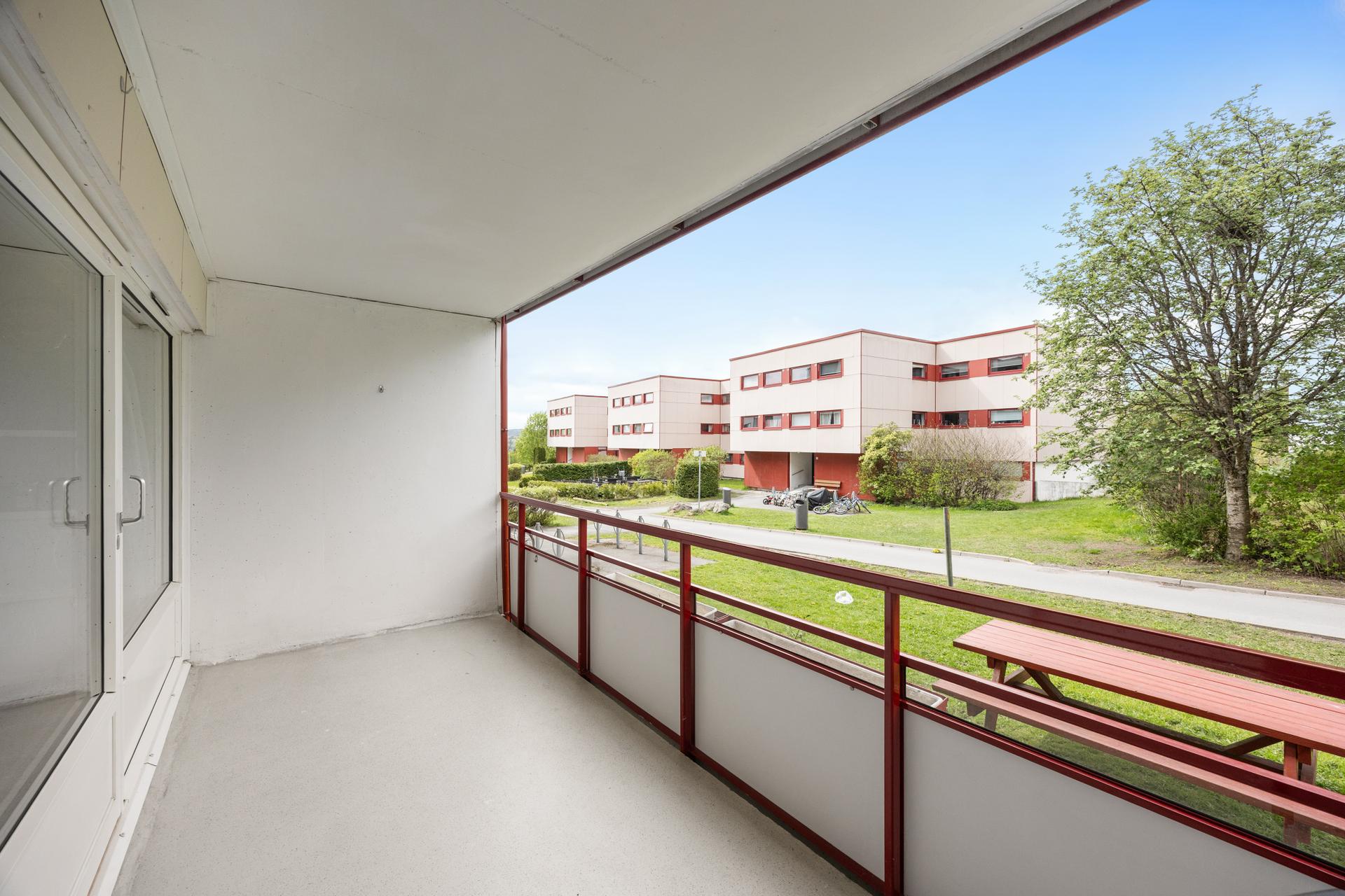 Fra stuen er det utgang til en hyggelig balkong på 14 m².. Bilde nummer 2 av 3