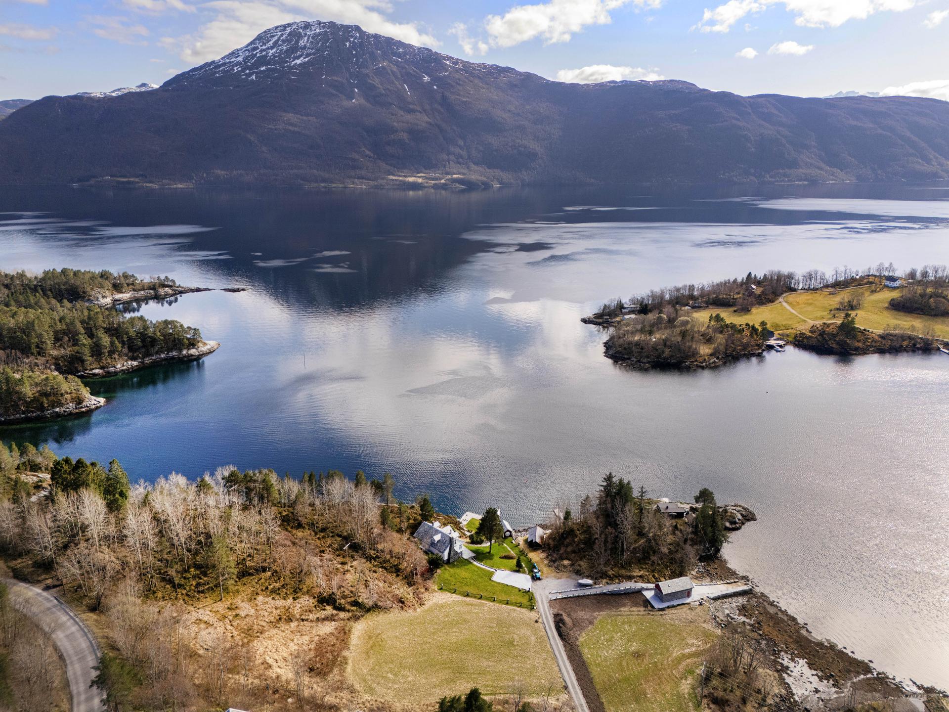 Tomta ligger idyllisk til på Glomset, et rolig og familievennlig område i Ålesund kommune. . Bilde nummer 2 av 3