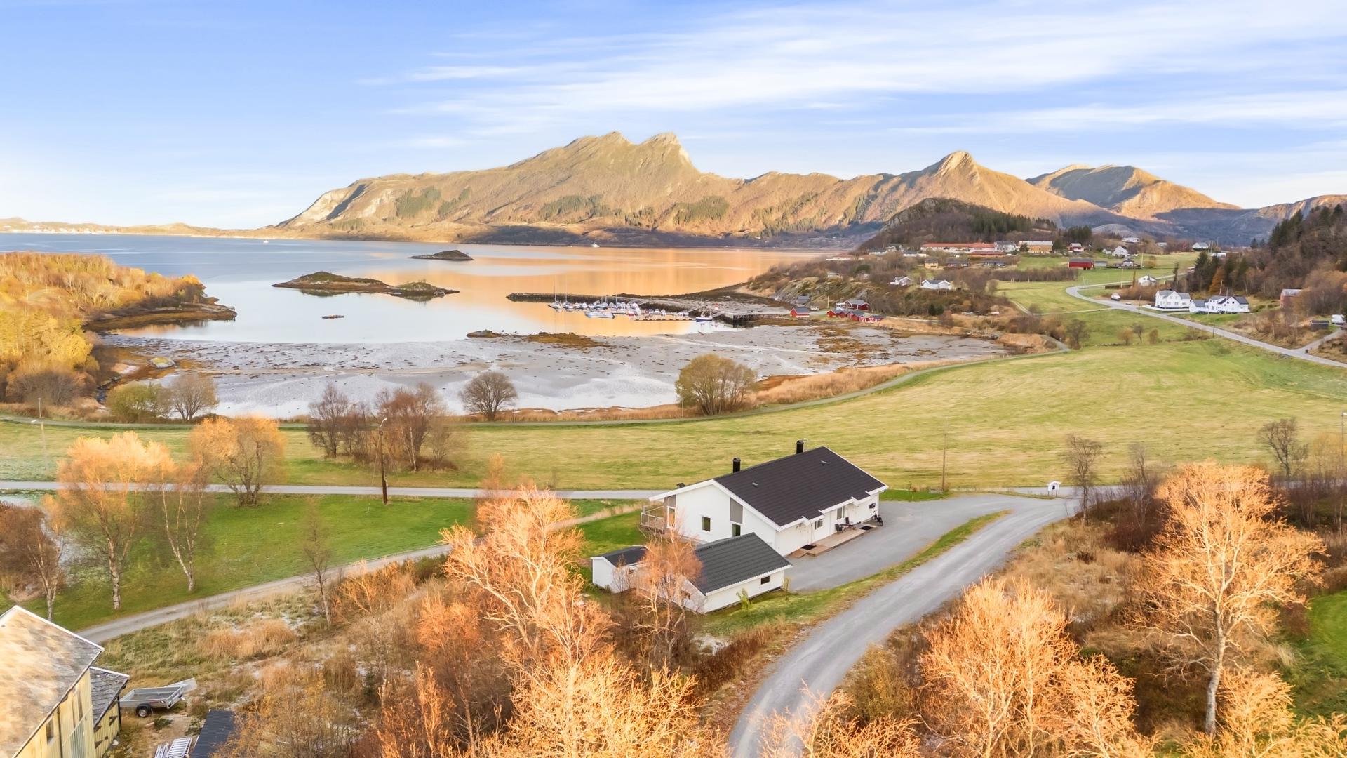 Flott beliggenhet på Nordtun på en høy og fin tomt med utsikt mot Vallvågen. Bilde nummer 3 av 3