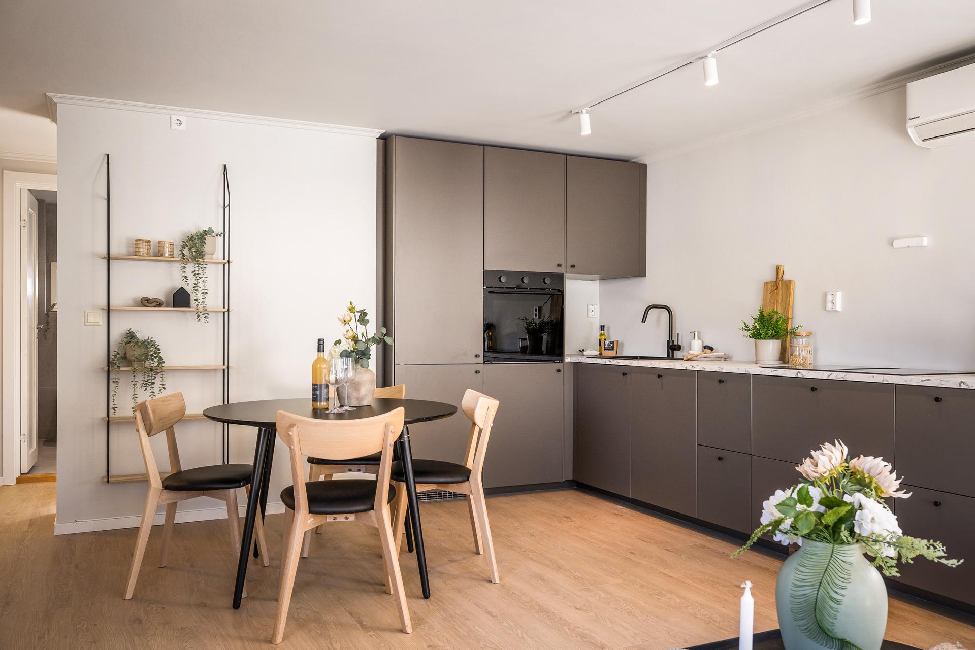 Kjøkkeninnredning fra IKEA fra 2026 med integrerte hvitevarer.. Bilde nummer 3 av 3