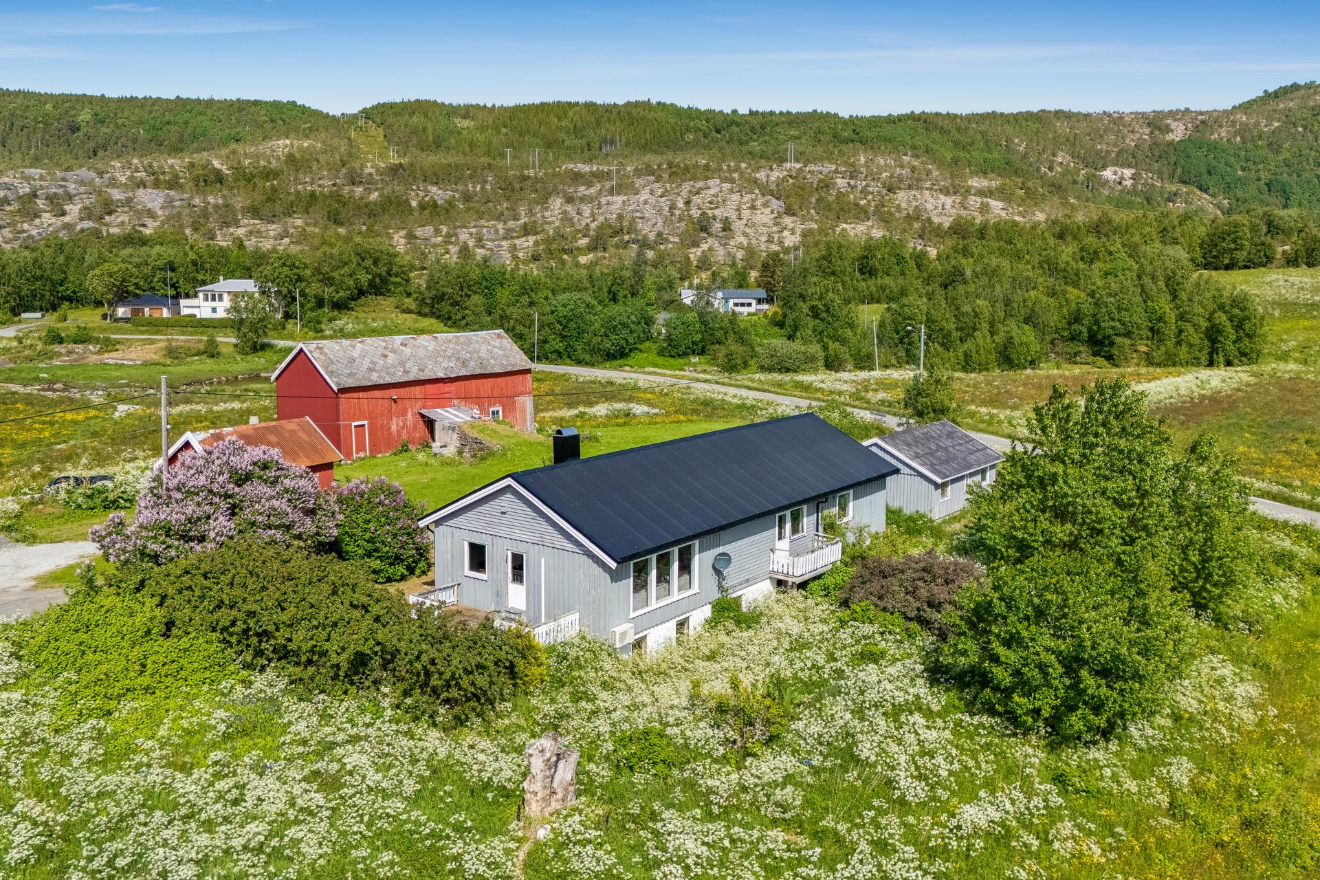Oversikt over eiendommen som viser bolighus og garasje.. Bilde nummer 3 av 3