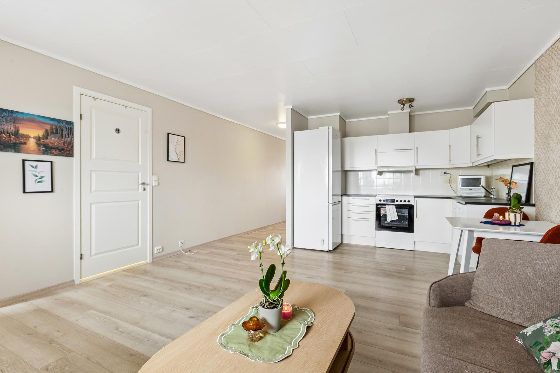 God plass til å innrede stuen med en sofagruppe. Bilde nummer 3 av 3