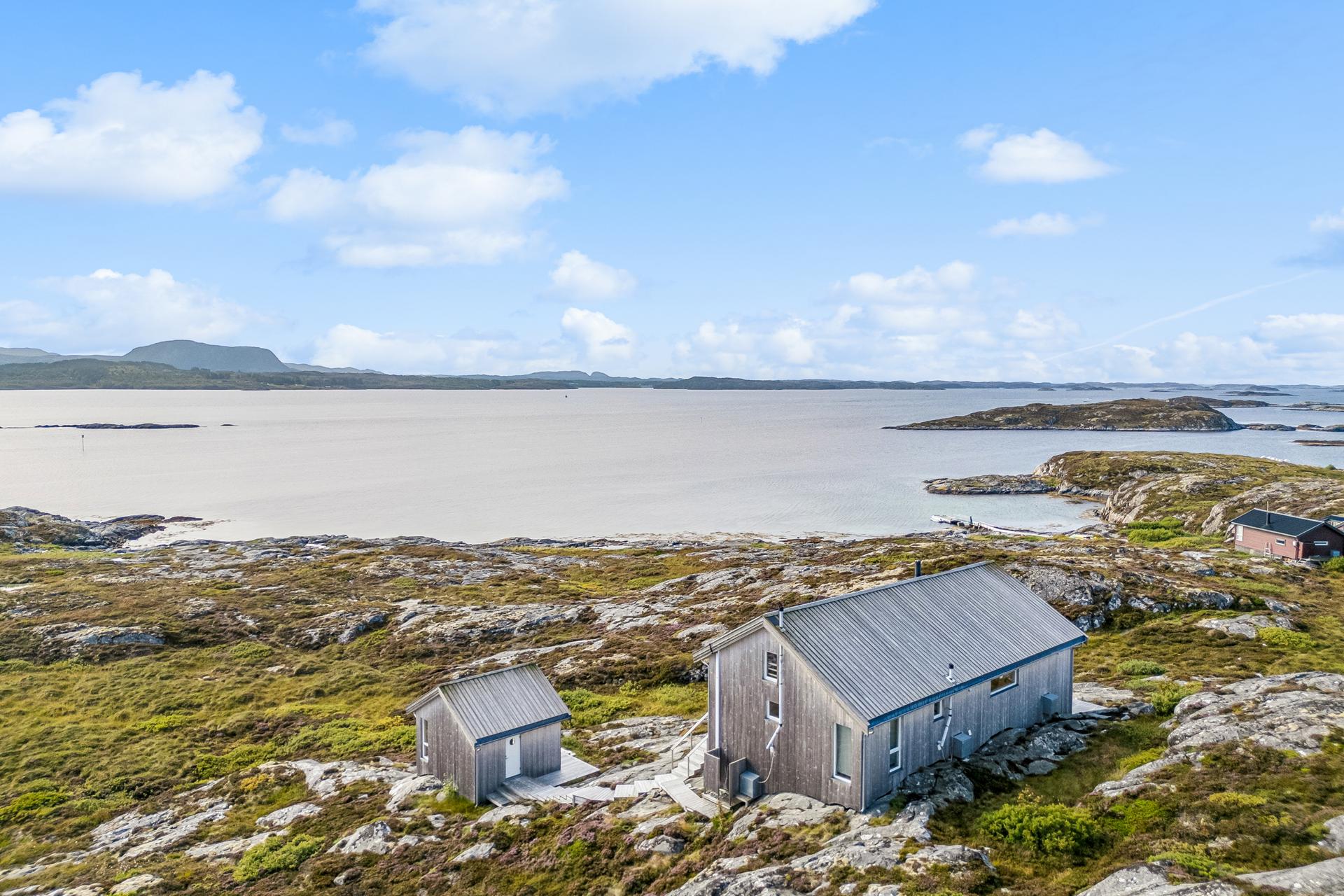 Flott, idyllisk fritidseiendom med fin beliggenhet på Olderøya utenfor Kvenværet. Bilde nummer 2 av 3