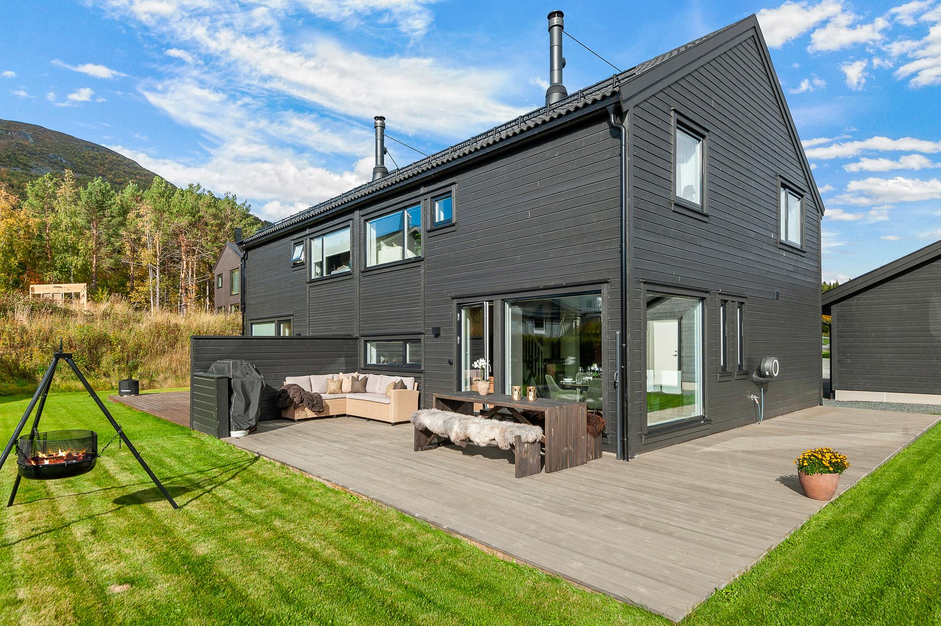 Privat og skjermet hage med lang solgang. . Bilde nummer 2 av 3