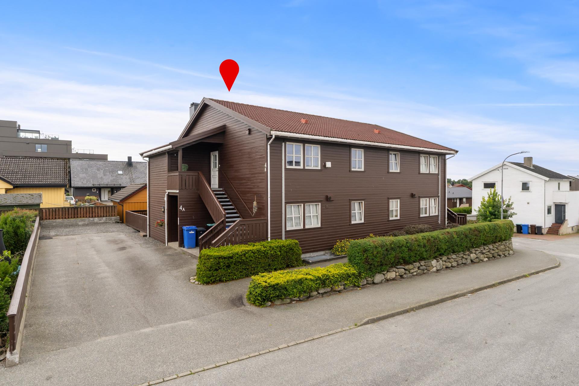Velkommen til Elvegata 4B. Eiendommen presenteres av Kristoffer Kverme i EiendomsMegler 1. Foto: Eivind Dirdal. . Bilde nummer 1 av 3