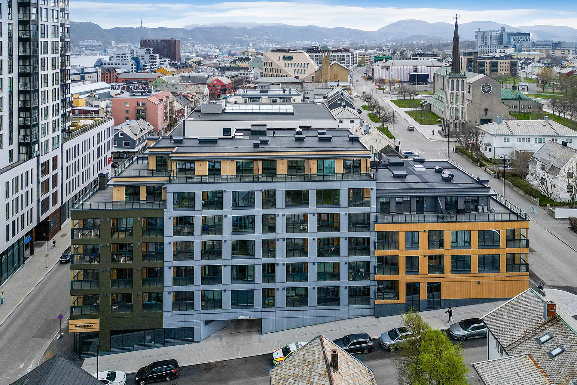 Leiligheten ligger flott til i byggets 5.etasje og har en innglasset balkong hvor man kan nyte ettermiddagssolen. . Bilde nummer 3 av 3