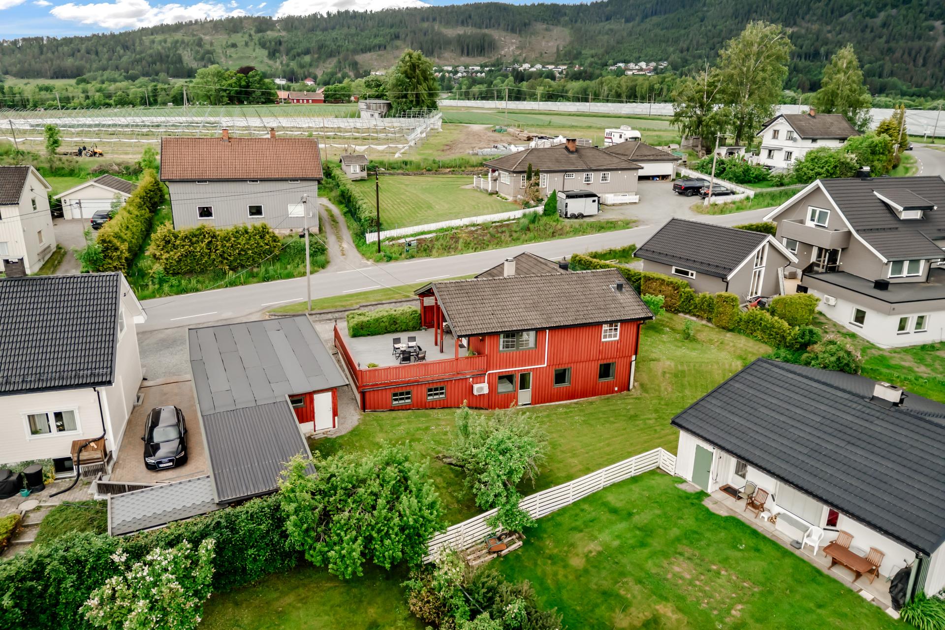 Stor og innholdsrik enebolig over to plan med fin hage, samt halvpart av dobbelgarasje med lagringsbod.. Bilde nummer 3 av 3