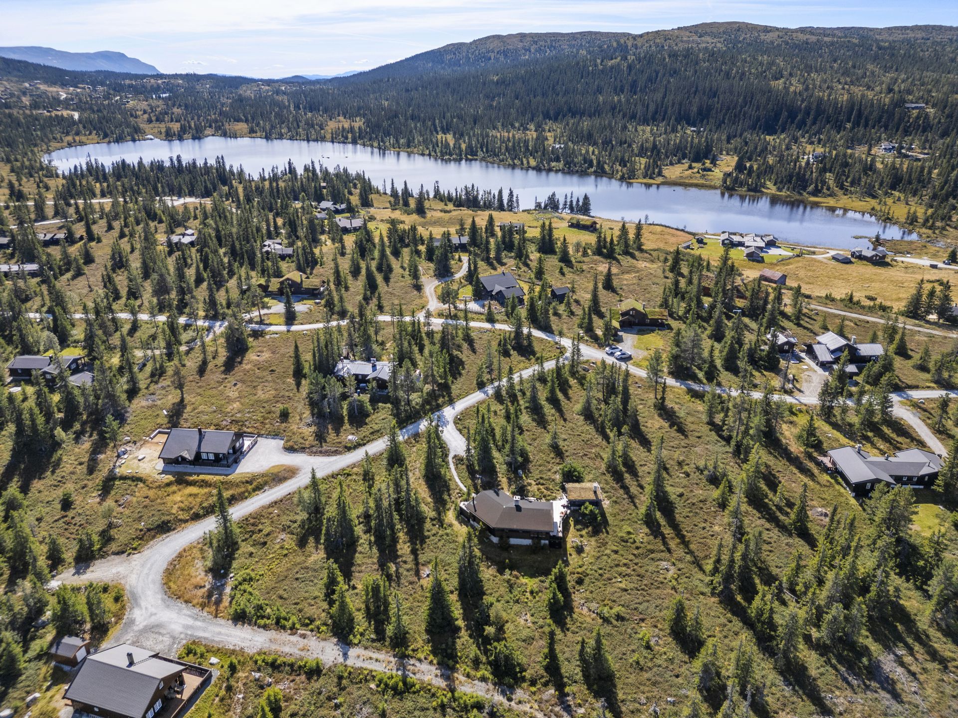 Hytta ligger i et koselig hytteområde med fine fiske-/badevann og turområder sommer som vinter.  . Bilde nummer 2 av 3