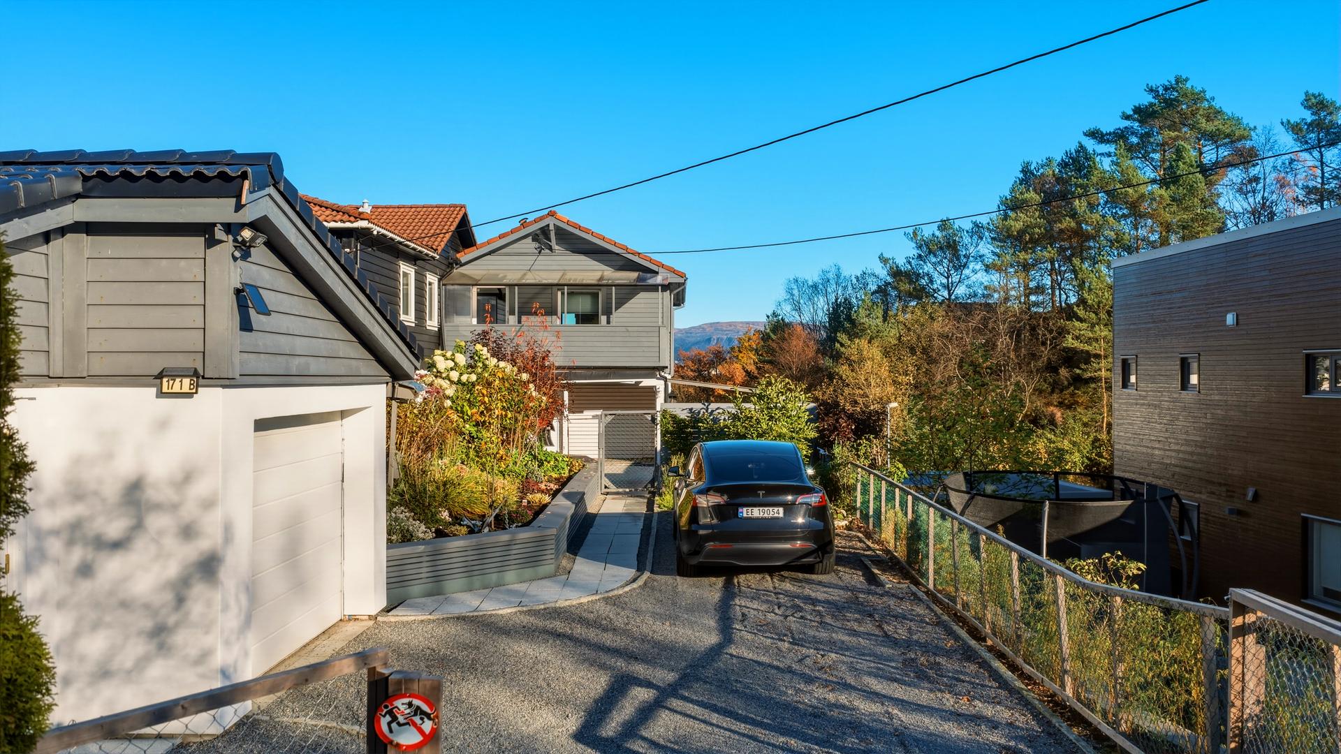 Velkommen til Storrinden! Presentert er en halvpart av tomannsbolig med blant annet garasje, stor terrasse og vakker utsikt. . Bilde nummer 1 av 3