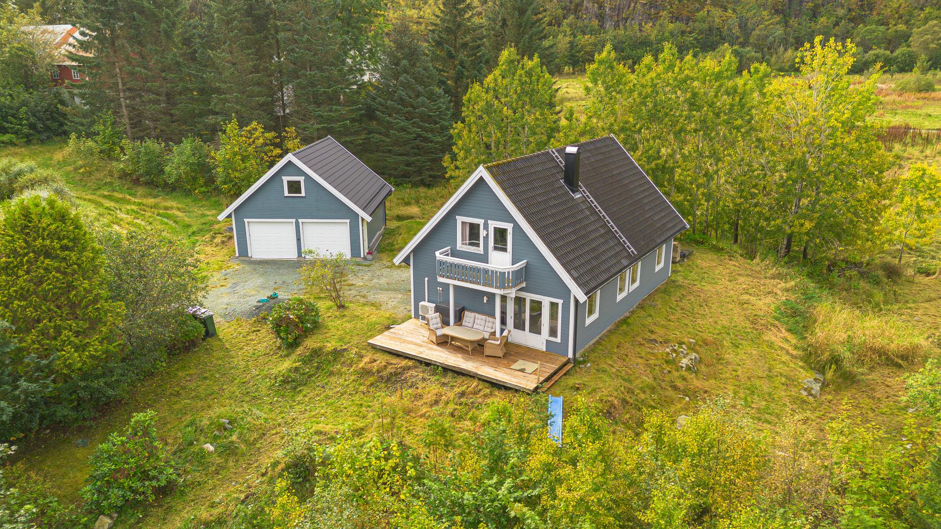 Velkommen til Aunekra 11 – en innholdsrik enebolig med flott beliggenhet og utsikt mot sjøen. Foto av Ingunn Grøntvedt IMG Foto. Bilde nummer 1 av 3