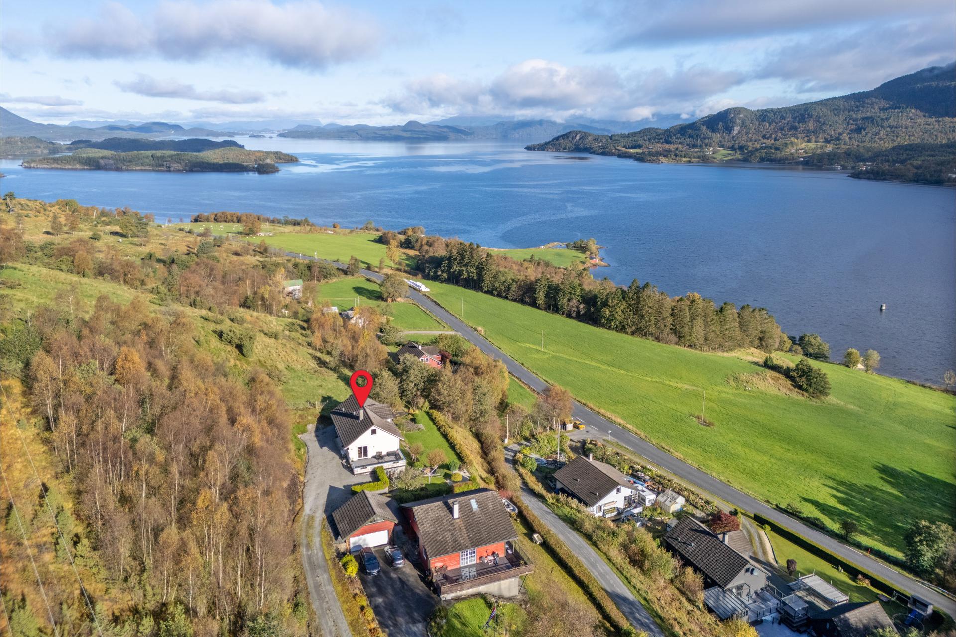 Eiendommen ligger landlig og usjenert til i Ølensvåg.. Bilde nummer 2 av 3
