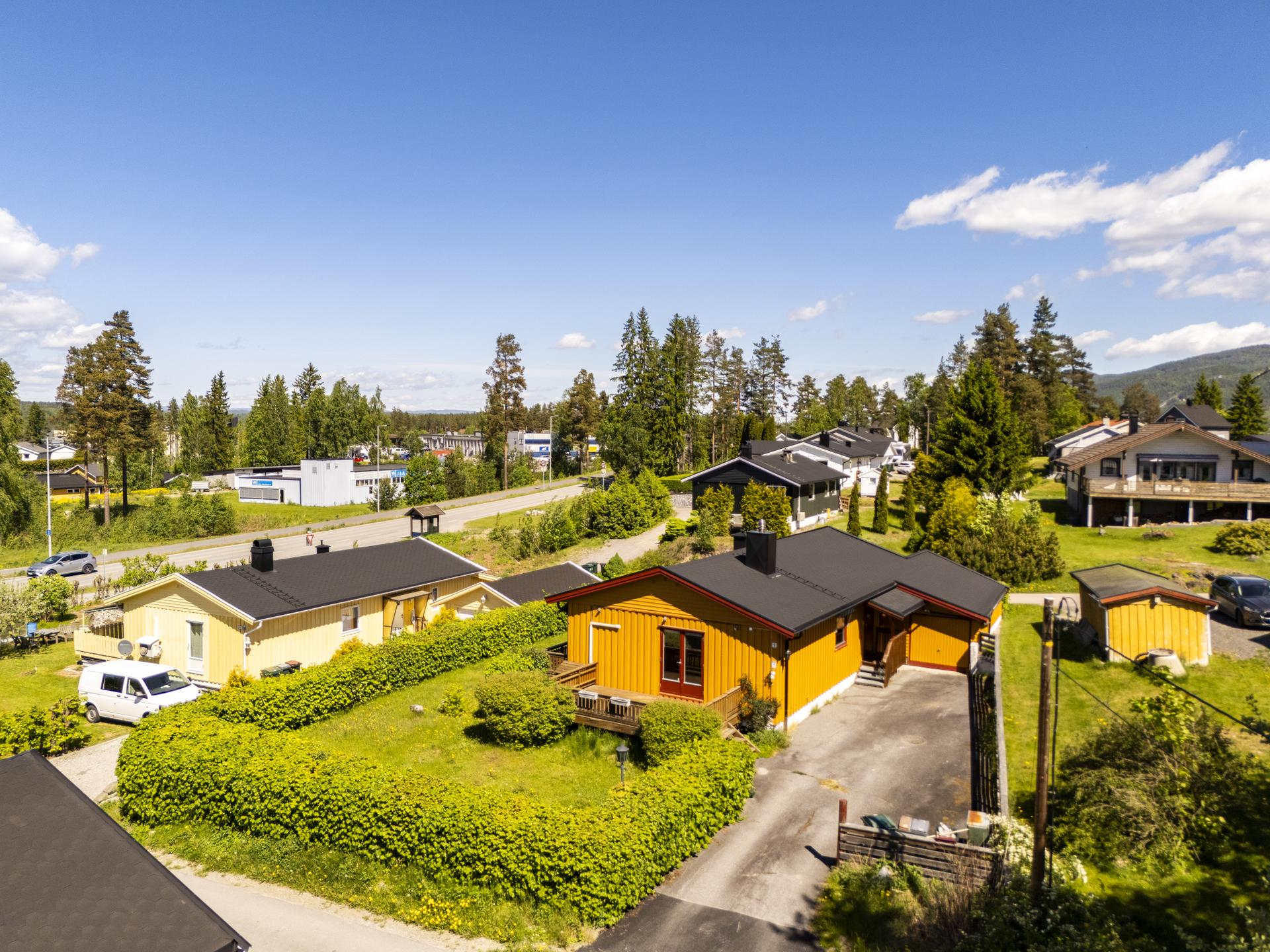 Enebolig med en praktisk planløsning på ett plan, som samler alle hovedfunksjoner for en enklere hverdag. Tilknyttet garasje og asfaltert gårdsplass.. Bilde nummer 2 av 3