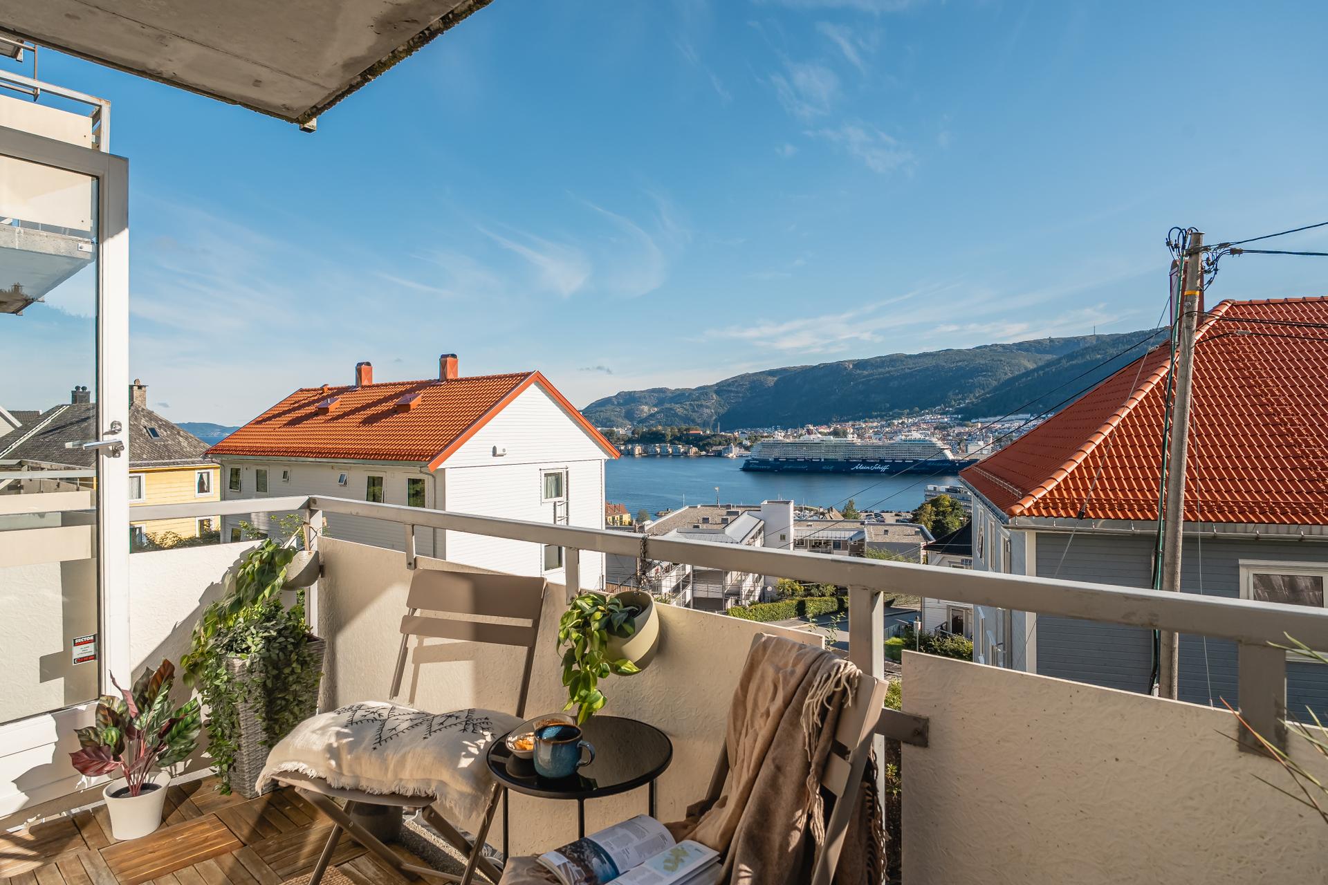 Fantastisk utsikt mot innseilingen til Bergen. Her kan de fineste dagene nytes... Bilde nummer 2 av 3