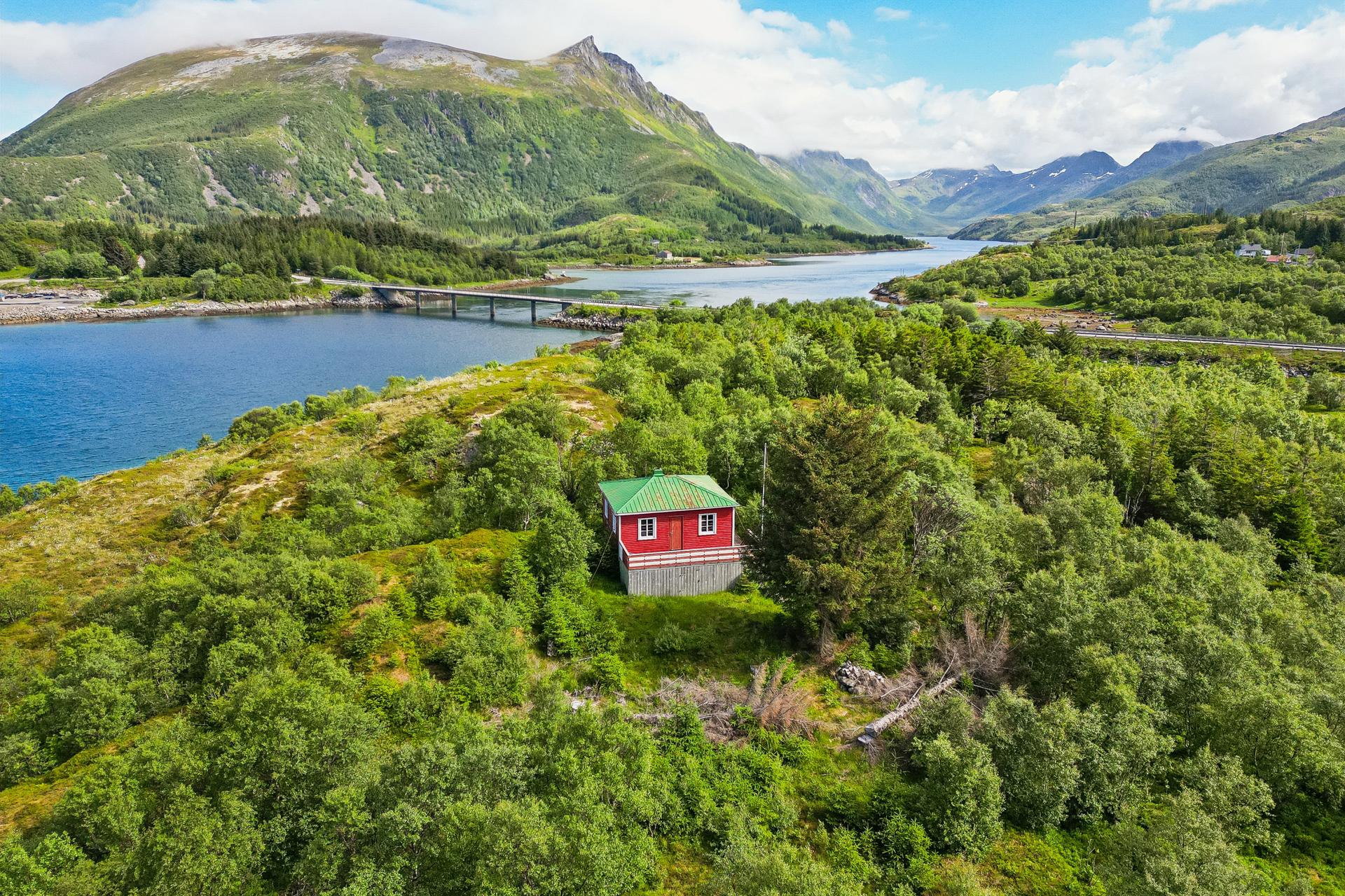 Eldre fritidsbolig på romslig tomt i usjenerte omgivelser med egen strandlinje! . Bilde nummer 3 av 3