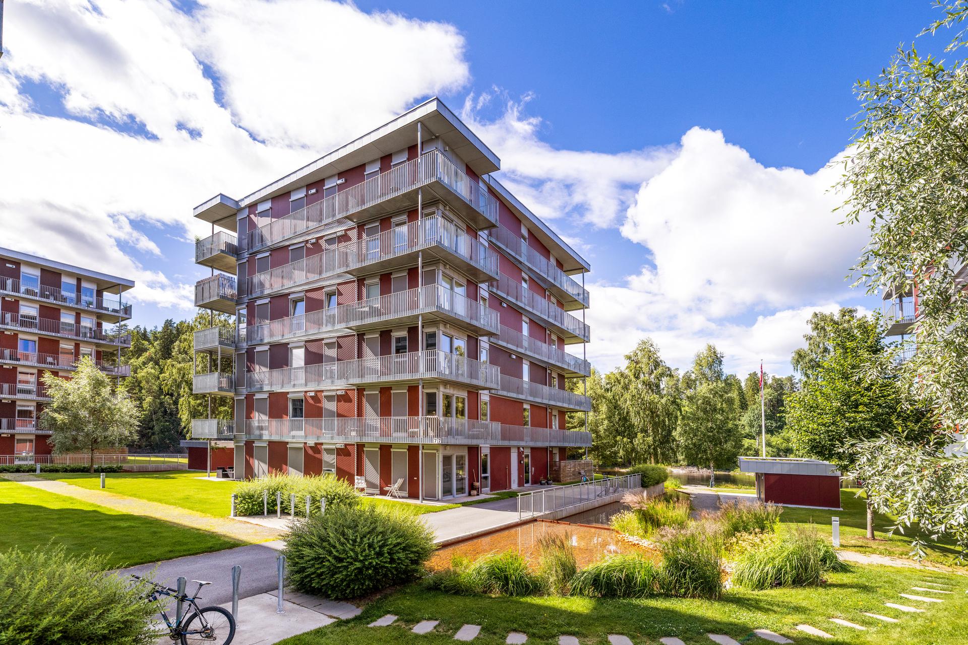 Leiligheten ligger i en moderne boligblokk fra 2021 i  5.etasje.. Bilde nummer 3 av 3